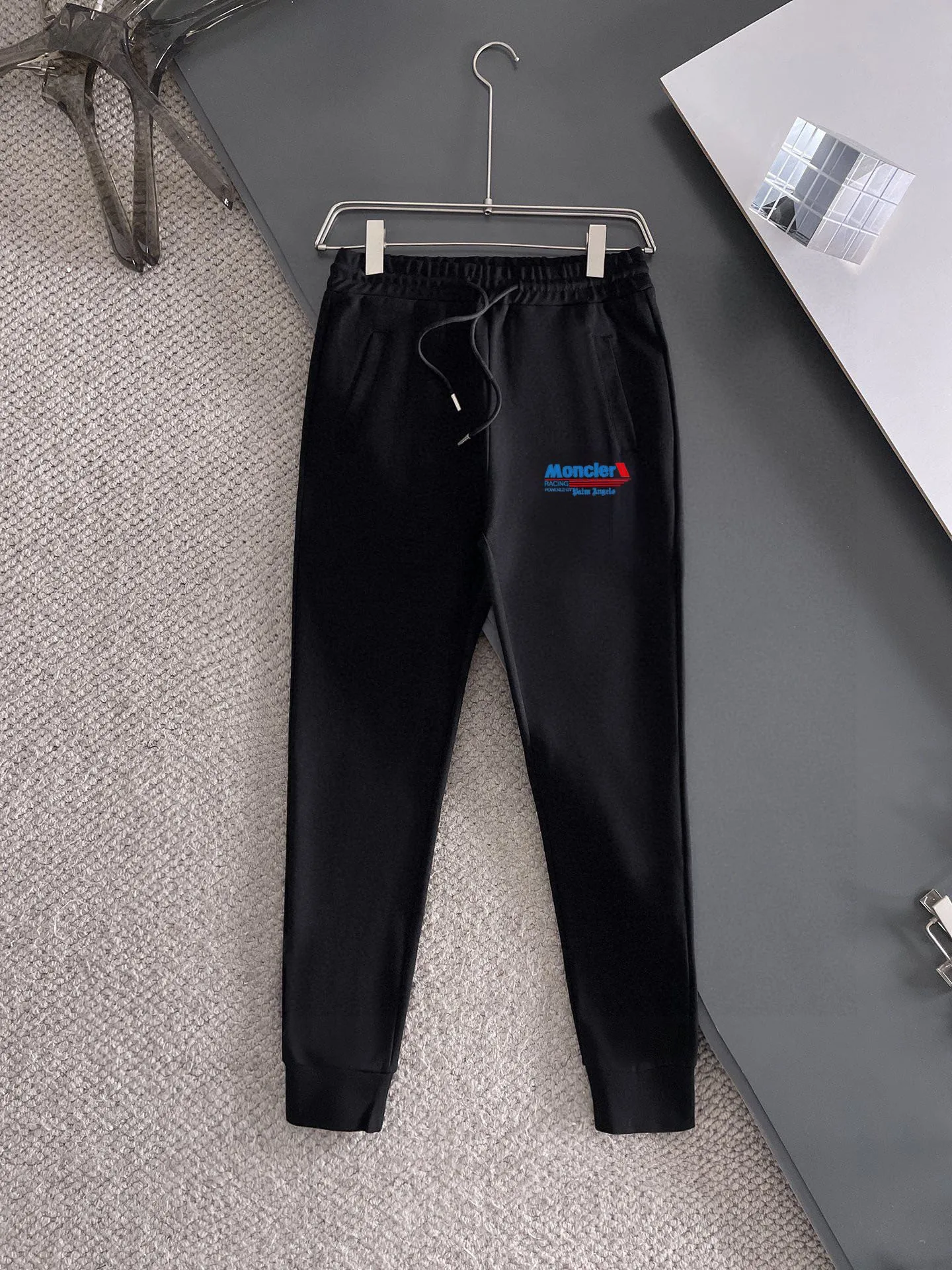 P400 [MONCLER Mouth Mouth] (Gospel for Fatty) hot-selling suit is coming. Focus on the original version of the official website. 2025 new hot-selling cardigan and sweatshirt suit. The original order is the best product🇭🇰. It is the meticulous work of top designers. It has a fitting and perfect upper body effect. All-natural high-quality Roman cotton 100%, close-fitting comfort, noble and elegant! Original hardware embodies elegance and nobility! Counter size: M-5XL (maximum wear up to 220 pounds)