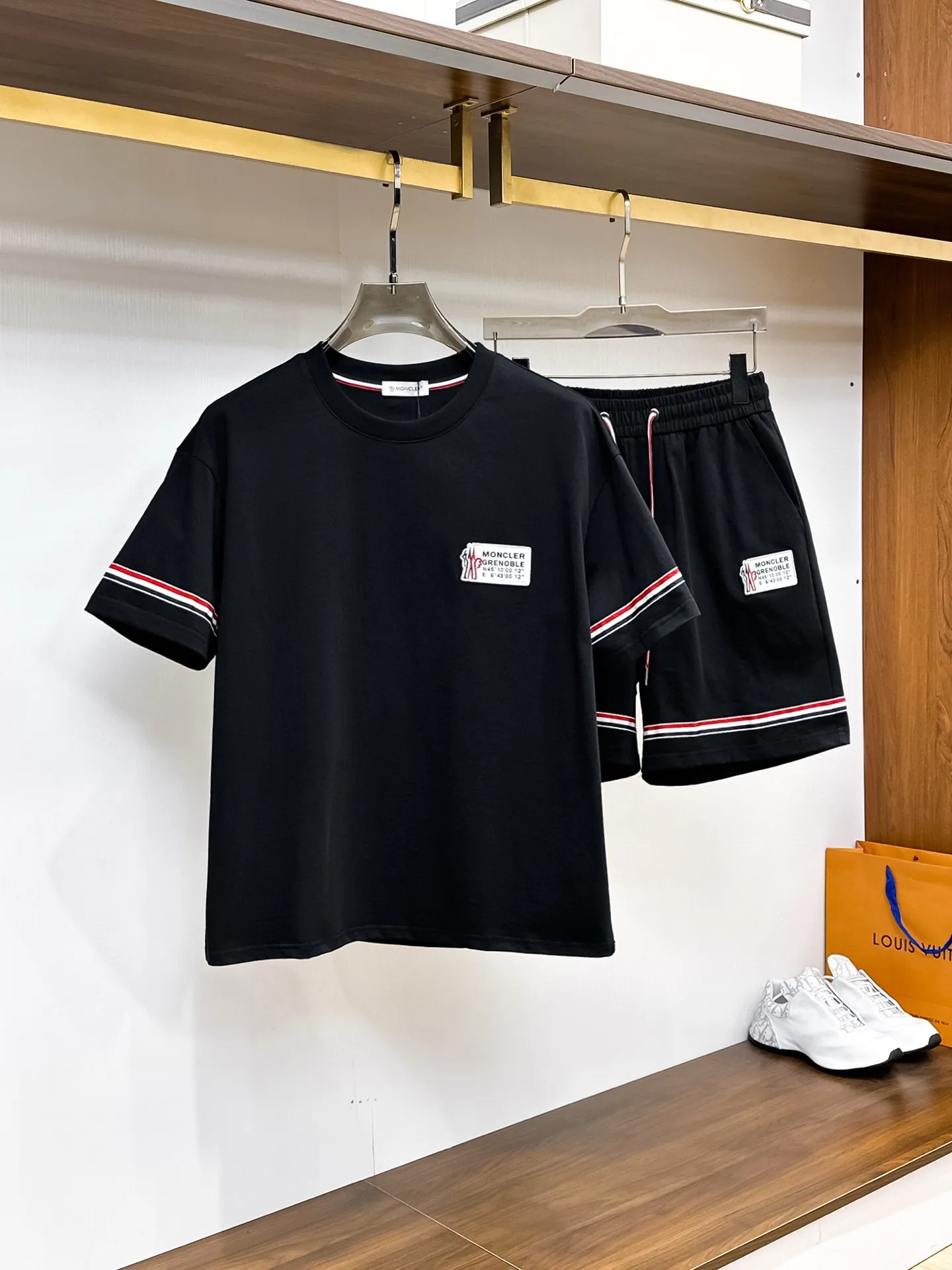 P560 Brand [MONCLER Mouth Covered] 2025 round neck short-sleeved shorts suit. The pure cotton fabric upper body will not be stuffy, the smooth and comfortable skin-friendly effect is more breathable, the fabric has its own texture, classic logo technology, a new interpretation from a unique angle, the first choice for fashion and versatility! Size: M-3XL (maximum wear: 190 pounds)