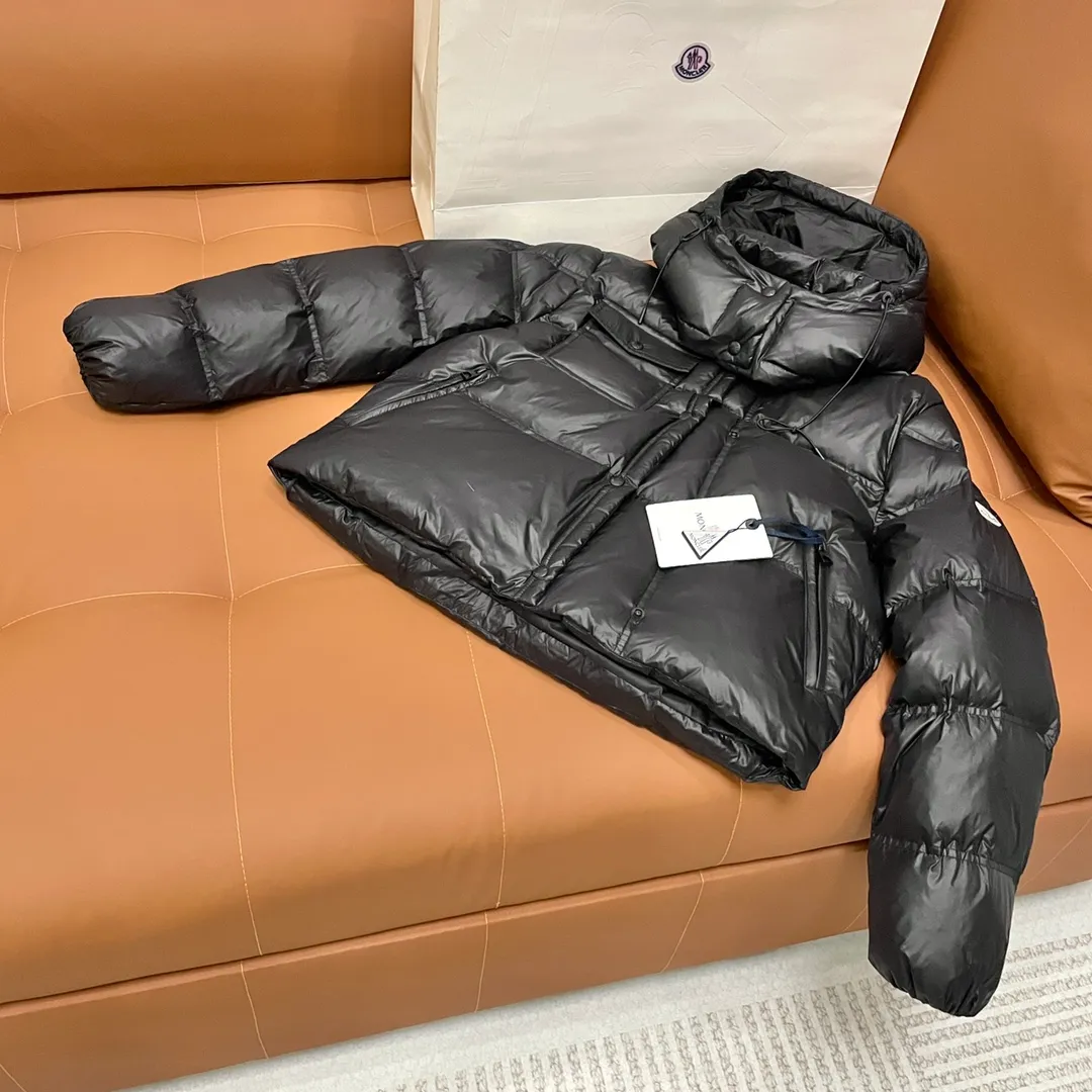 P960 Moncler➡️Mountain Mouth New Style🦢Goose Down Double-breasted Snap Hooded Down Jacket Jacket Women's MONCLER Moncler Meng Mouth Bursting Street New Product Design Fashionable and Versatile, Comfortable, Breathable, Mouth Down Jacket~Supports NFC chip sensor. Available simultaneously on the official website! This down jacket has a great sense of design and looks. You can buy it directly due to quality control. It’s a high-end product that you can’t go wrong with! Simple and elegant design ~ and engraved with 1ogo letters ~ the overall design makes this dress unique! It is made of imported technical fabrics and is filled with 90% white goose down. The texture and shape of the fabric are exquisite. You can feel its strong aura through the detailed pictures. It also has superior handsomeness and thermal insulation performance. It can be easily worn in various occasions! With polythermal insulation, you don’t have to worry about a little chill! The placket adopts a double-row zipper design, which is both fashionable and functional. It not only highlights the shape but also keeps warm. The design makes the whole style more luxurious!