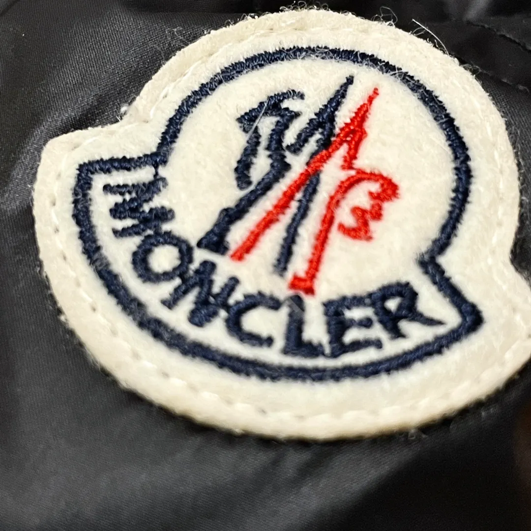 P960 Moncler➡️Mountain Mouth New Style🦢Goose Down Double-breasted Snap Hooded Down Jacket Jacket Women's MONCLER Moncler Meng Mouth Bursting Street New Product Design Fashionable and Versatile, Comfortable, Breathable, Mouth Down Jacket~Supports NFC chip sensor. Available simultaneously on the official website! This down jacket has a great sense of design and looks. You can buy it directly due to quality control. It’s a high-end product that you can’t go wrong with! Simple and elegant design ~ and engraved with 1ogo letters ~ the overall design makes this dress unique! It is made of imported technical fabrics and is filled with 90% white goose down. The texture and shape of the fabric are exquisite. You can feel its strong aura through the detailed pictures. It also has superior handsomeness and thermal insulation performance. It can be easily worn in various occasions! With polythermal insulation, you don’t have to worry about a little chill! The placket adopts a double-row zipper design, which is both fashionable and functional. It not only highlights the shape but also keeps warm. The design makes the whole style more luxurious!