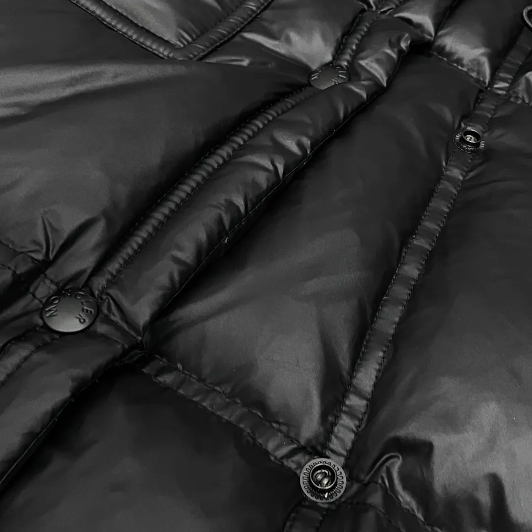 P960 Moncler➡️Mountain Mouth New Style🦢Goose Down Double-breasted Snap Hooded Down Jacket Jacket Women's MONCLER Moncler Meng Mouth Bursting Street New Product Design Fashionable and Versatile, Comfortable, Breathable, Mouth Down Jacket~Supports NFC chip sensor. Available simultaneously on the official website! This down jacket has a great sense of design and looks. You can buy it directly due to quality control. It’s a high-end product that you can’t go wrong with! Simple and elegant design ~ and engraved with 1ogo letters ~ the overall design makes this dress unique! It is made of imported technical fabrics and is filled with 90% white goose down. The texture and shape of the fabric are exquisite. You can feel its strong aura through the detailed pictures. It also has superior handsomeness and thermal insulation performance. It can be easily worn in various occasions! With polythermal insulation, you don’t have to worry about a little chill! The placket adopts a double-row zipper design, which is both fashionable and functional. It not only highlights the shape but also keeps warm. The design makes the whole style more luxurious!