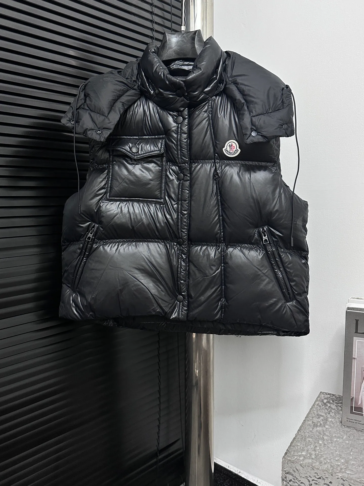 P740 [Moncler] Moncler's new autumn and winter product Pario women's hooded down vest. The Pario down vest cleverly uses shape and texture to show modern style. Made from functional super laque nylon fabric with a glossy finish. This hooded insulated piece features a double-snap closure for an asymmetrical shape. Trimmed with quilting in different sizes for a geometric feel. Size: 1-4 Color: Black Cream Mint Green
