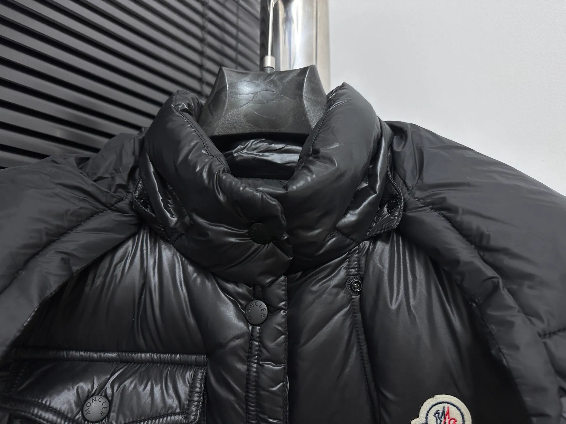 P740 [Moncler] Moncler's new autumn and winter product Pario women's hooded down vest. The Pario down vest cleverly uses shape and texture to show modern style. Made from functional super laque nylon fabric with a glossy finish. This hooded insulated piece features a double-snap closure for an asymmetrical shape. Trimmed with quilting in different sizes for a geometric feel. Size: 1-4 Color: Black Cream Mint Green