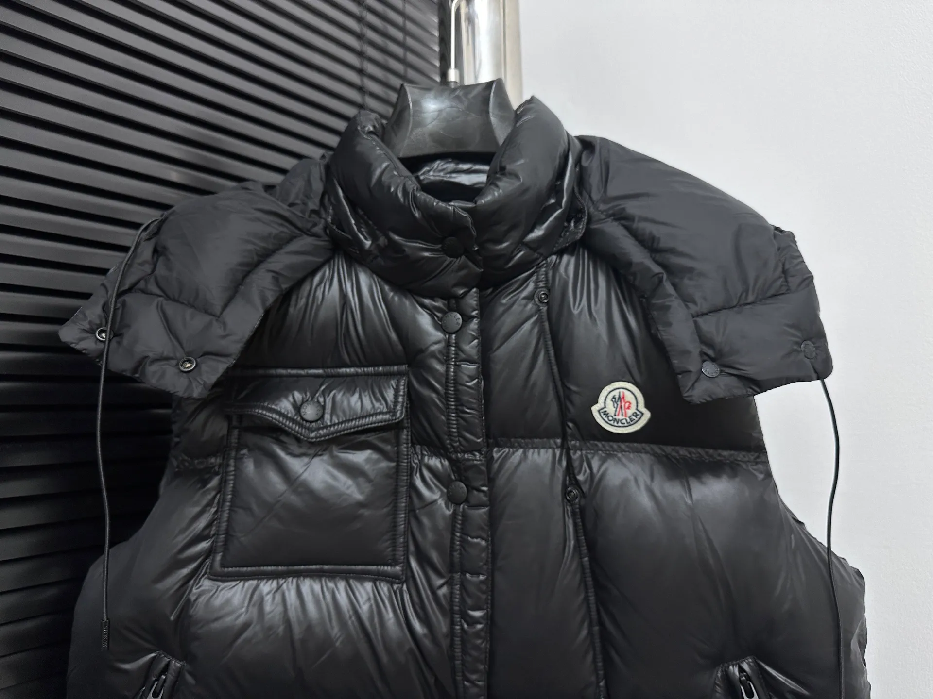 P740 [Moncler] Moncler's new autumn and winter product Pario women's hooded down vest. The Pario down vest cleverly uses shape and texture to show modern style. Made from functional super laque nylon fabric with a glossy finish. This hooded insulated piece features a double-snap closure for an asymmetrical shape. Trimmed with quilting in different sizes for a geometric feel. Size: 1-4 Color: Black Cream Mint Green