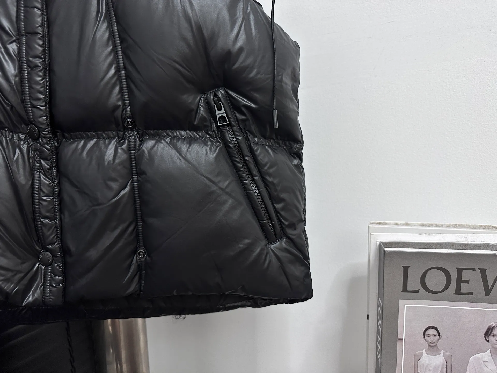P740 [Moncler] Moncler's new autumn and winter product Pario women's hooded down vest. The Pario down vest cleverly uses shape and texture to show modern style. Made from functional super laque nylon fabric with a glossy finish. This hooded insulated piece features a double-snap closure for an asymmetrical shape. Trimmed with quilting in different sizes for a geometric feel. Size: 1-4 Color: Black Cream Mint Green