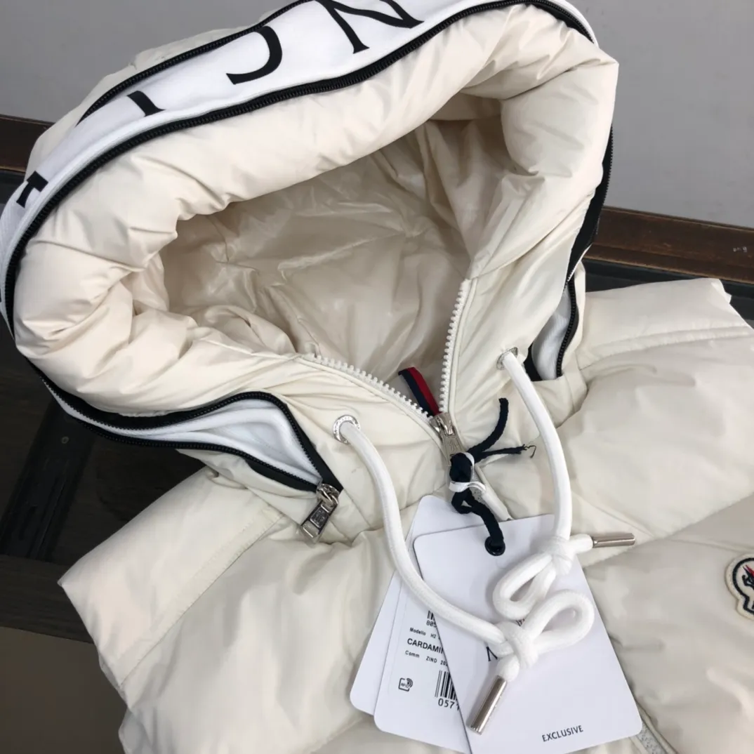 P720 Moncler 25 autumn and winter new style! Fashionable down vest! Down vest! The 100% cotton fabric selected from customers has extremely superior waterproof and breathable properties, and the fabric feels very soft, smooth and shiny! The inner filling is 90% white duck down, which has excellent fluffiness and resilience, and its cold-proof performance is unquestionable! Zipper pulls with customer-supplied brand letters engraved on them show off the aura of big brands everywhere, and they look good no matter how simple and elegant you wear them! Lightweight, convenient and warm, it can be paired with sweaters or sweatshirts! Fashionable and versatile color: black white size: 12345