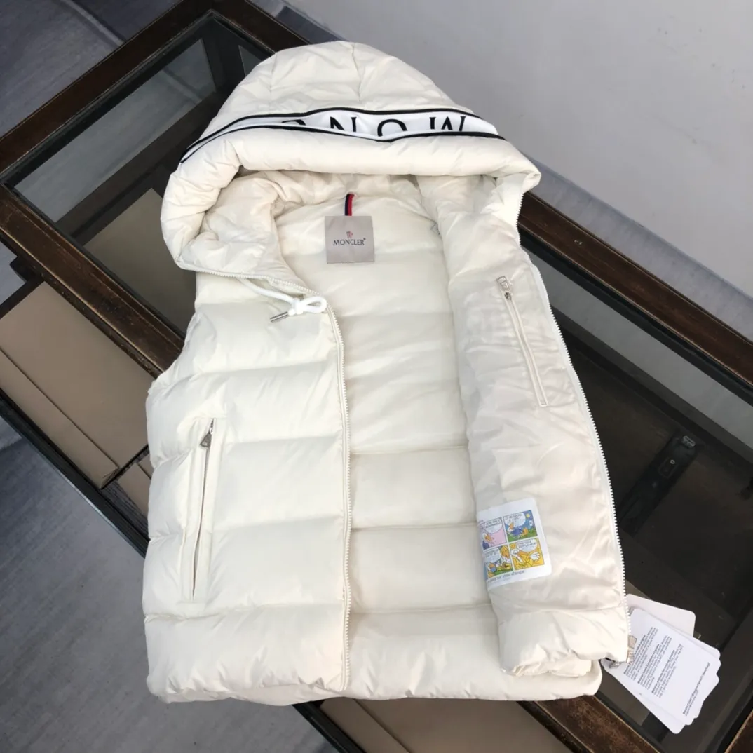 P720 Moncler 25 autumn and winter new style! Fashionable down vest! Down vest! The 100% cotton fabric selected from customers has extremely superior waterproof and breathable properties, and the fabric feels very soft, smooth and shiny! The inner filling is 90% white duck down, which has excellent fluffiness and resilience, and its cold-proof performance is unquestionable! Zipper pulls with customer-supplied brand letters engraved on them show off the aura of big brands everywhere, and they look good no matter how simple and elegant you wear them! Lightweight, convenient and warm, it can be paired with sweaters or sweatshirts! Fashionable and versatile color: black white size: 12345