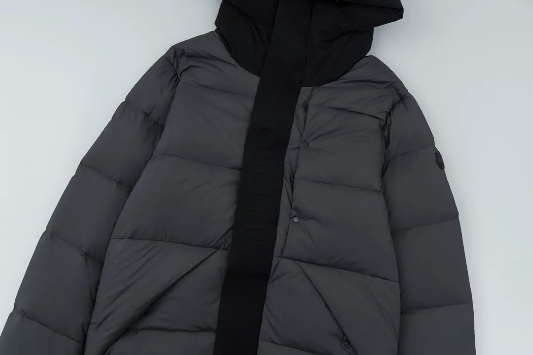 P820 ​​top version of Moncler's black warrior, popular winter down jacket, short down jacket, embossed access control down jacket, bread coat, the official website is out of stock, and the embossed placket clearly distinguishes the currency. The moncle madeira series, everyone calls it the black warrior! The 500g cashmere + Moncler Madeira short down jacket, with matte and sharp colors and tailoring, creates a smart posture. Wearing the main line of the autumn and winter mask series, return to the hustle and bustle of the city. One of the main series of autumn and winter, it is destined to be popular all over the Internet! The high-collar design of bread coats can be worn by both men and women! Mengkou's main series this year is filled with 90% white goose down, which is warm, comfortable and not bulky. The bread coat pattern is formed by large squares. Each square is evenly distributed, firmly locking the down, and warming your body! The interior adopts the new design of the black label main mark, which does not lose its personality and is low-key! The placket highlights the brand and has a certain sense of beauty and layering! The original customized fabric has a high density and a certain color, and the feel is definitely consistent with the original!!! The contrasting color fabric inside is dyed first, and after repeated testing, there will never be a single velvet out! The clean cut makes the upper body not bloated at all! It allows you to spend the cold winter gently! There is no gorgeous decoration or special design, it is just simple. But it will make you feel excited!! Simple and practical outerwear, showing the agility and visual vitality of contemporary trends, while reinterpreting Moncler's iconic classic styles, it promotes a more youthful and uninhibited cool play attitude! Color: black, gray and white