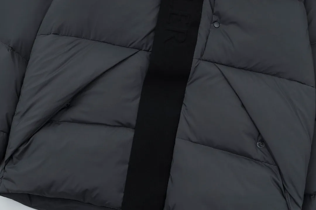 P820 ​​top version of Moncler's black warrior, popular winter down jacket, short down jacket, embossed access control down jacket, bread coat, the official website is out of stock, and the embossed placket clearly distinguishes the currency. The moncle madeira series, everyone calls it the black warrior! The 500g cashmere + Moncler Madeira short down jacket, with matte and sharp colors and tailoring, creates a smart posture. Wearing the main line of the autumn and winter mask series, return to the hustle and bustle of the city. One of the main series of autumn and winter, it is destined to be popular all over the Internet! The high-collar design of bread coats can be worn by both men and women! Mengkou's main series this year is filled with 90% white goose down, which is warm, comfortable and not bulky. The bread coat pattern is formed by large squares. Each square is evenly distributed, firmly locking the down, and warming your body! The interior adopts the new design of the black label main mark, which does not lose its personality and is low-key! The placket highlights the brand and has a certain sense of beauty and layering! The original customized fabric has a high density and a certain color, and the feel is definitely consistent with the original!!! The contrasting color fabric inside is dyed first, and after repeated testing, there will never be a single velvet out! The clean cut makes the upper body not bloated at all! It allows you to spend the cold winter gently! There is no gorgeous decoration or special design, it is just simple. But it will make you feel excited!! Simple and practical outerwear, showing the agility and visual vitality of contemporary trends, while reinterpreting Moncler's iconic classic styles, it promotes a more youthful and uninhibited cool play attitude! Color: black, gray and white