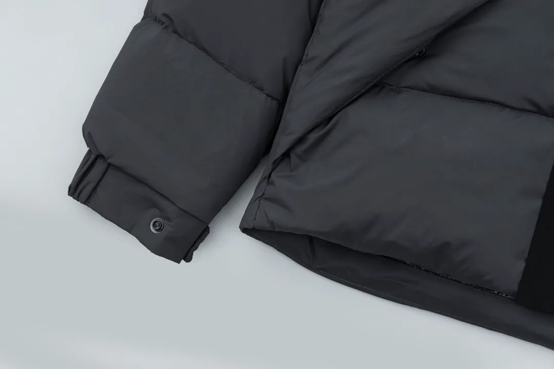 P820 ​​top version of Moncler's black warrior, popular winter down jacket, short down jacket, embossed access control down jacket, bread coat, the official website is out of stock, and the embossed placket clearly distinguishes the currency. The moncle madeira series, everyone calls it the black warrior! The 500g cashmere + Moncler Madeira short down jacket, with matte and sharp colors and tailoring, creates a smart posture. Wearing the main line of the autumn and winter mask series, return to the hustle and bustle of the city. One of the main series of autumn and winter, it is destined to be popular all over the Internet! The high-collar design of bread coats can be worn by both men and women! Mengkou's main series this year is filled with 90% white goose down, which is warm, comfortable and not bulky. The bread coat pattern is formed by large squares. Each square is evenly distributed, firmly locking the down, and warming your body! The interior adopts the new design of the black label main mark, which does not lose its personality and is low-key! The placket highlights the brand and has a certain sense of beauty and layering! The original customized fabric has a high density and a certain color, and the feel is definitely consistent with the original!!! The contrasting color fabric inside is dyed first, and after repeated testing, there will never be a single velvet out! The clean cut makes the upper body not bloated at all! It allows you to spend the cold winter gently! There is no gorgeous decoration or special design, it is just simple. But it will make you feel excited!! Simple and practical outerwear, showing the agility and visual vitality of contemporary trends, while reinterpreting Moncler's iconic classic styles, it promotes a more youthful and uninhibited cool play attitude! Color: black, gray and white