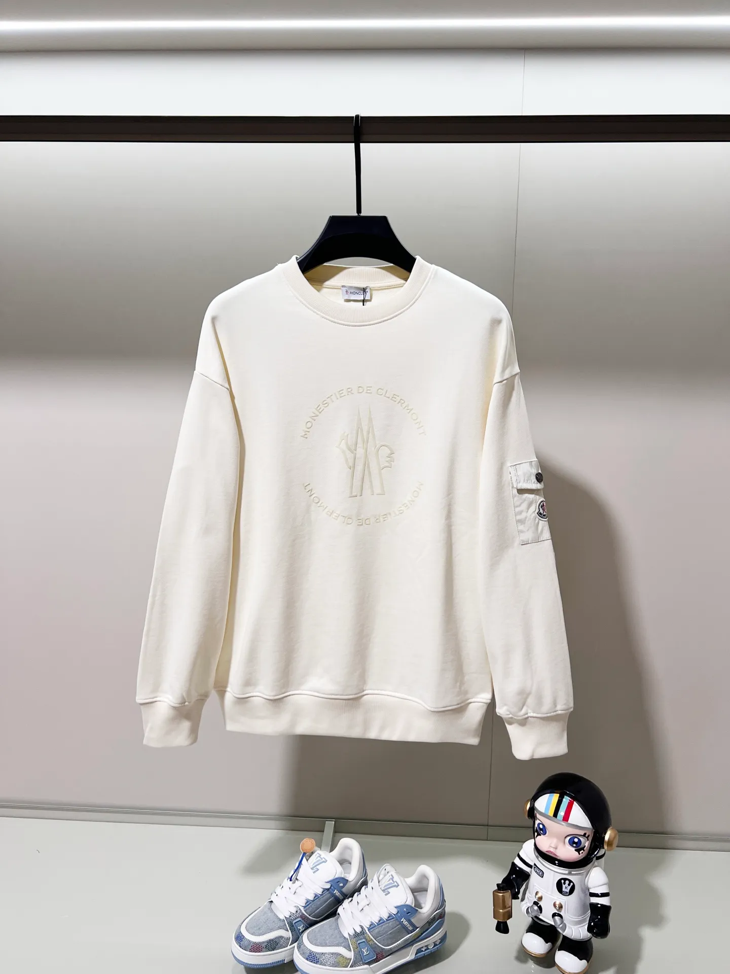 P220 MONCLER/Mask 420g pure cotton round neck sweatshirt, flocked printed letter LOGO, arm nylon chapter pocket logo, official synchronization, high version, high quality, fashionable personality, versatile trend, pure original quality, original fabric, tag, collar label, washed wheat, complete three standards, color: black, apricot, light green. Size: XS-L