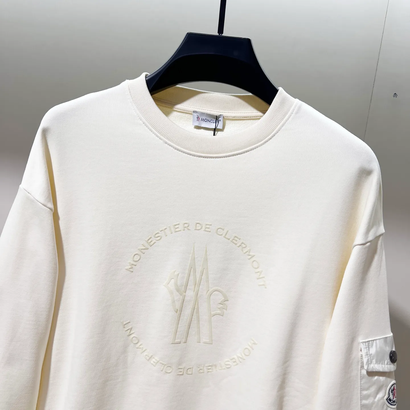 P220 MONCLER/Mask 420g pure cotton round neck sweatshirt, flocked printed letter LOGO, arm nylon chapter pocket logo, official synchronization, high version, high quality, fashionable personality, versatile trend, pure original quality, original fabric, tag, collar label, washed wheat, complete three standards, color: black, apricot, light green. Size: XS-L