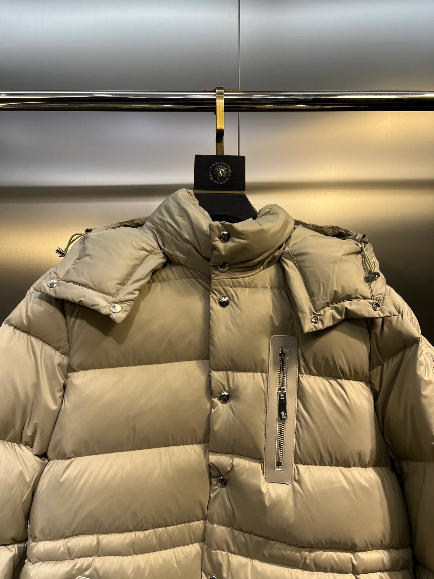 P800 Monler 25th New Down Jacket Men's Short Black Label Hooded Down Jacket Bauges down jacket is a timeless item specially designed for elegant men. The zipper uses cowhide leather design technology and is made of lightweight micro-nylon fabric. The cropped silhouette features signature quilting and discreet logo details, adding a touch of Moncler chic to everyday looks. Japanese standard 90 velvet filling color: black apricot Size: 1-2-3-4
