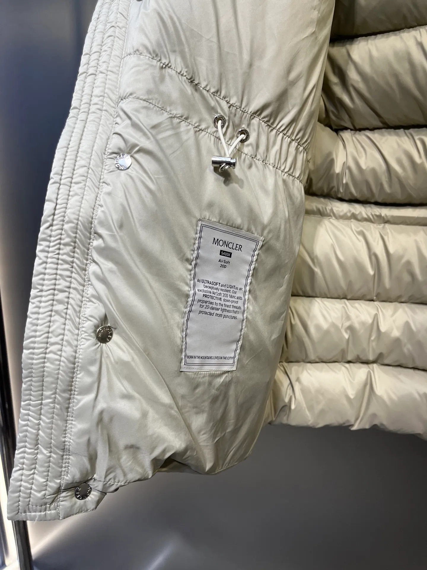 P800 Monler 25th New Down Jacket Men's Short Black Label Hooded Down Jacket Bauges down jacket is a timeless item specially designed for elegant men. The zipper uses cowhide leather design technology and is made of lightweight micro-nylon fabric. The cropped silhouette features signature quilting and discreet logo details, adding a touch of Moncler chic to everyday looks. Japanese standard 90 velvet filling color: black apricot Size: 1-2-3-4