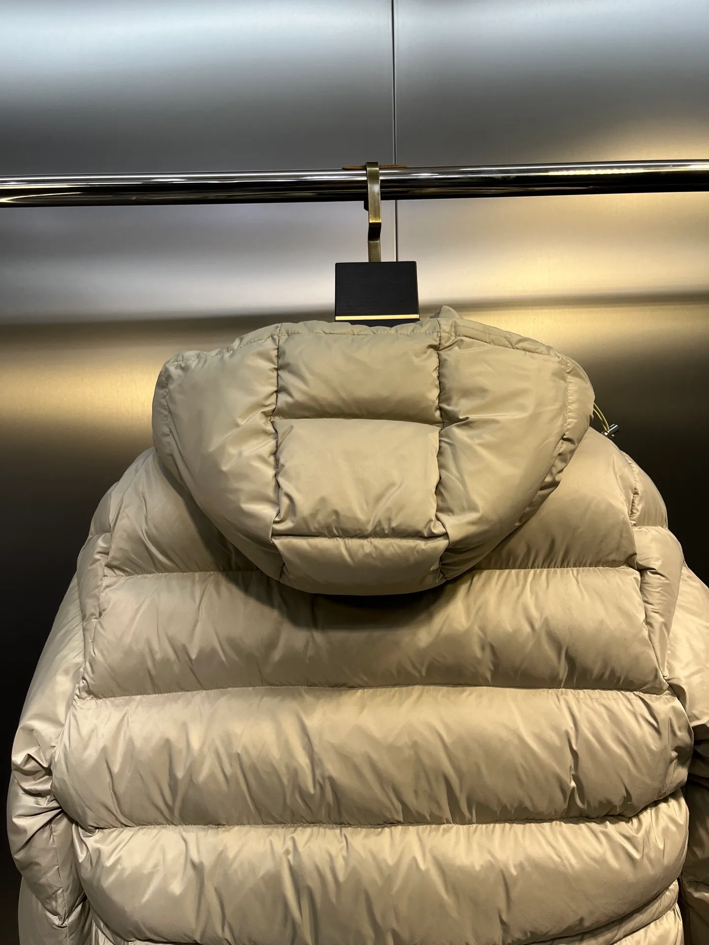 P800 Monler 25th New Down Jacket Men's Short Black Label Hooded Down Jacket Bauges down jacket is a timeless item specially designed for elegant men. The zipper uses cowhide leather design technology and is made of lightweight micro-nylon fabric. The cropped silhouette features signature quilting and discreet logo details, adding a touch of Moncler chic to everyday looks. Japanese standard 90 velvet filling color: black apricot Size: 1-2-3-4