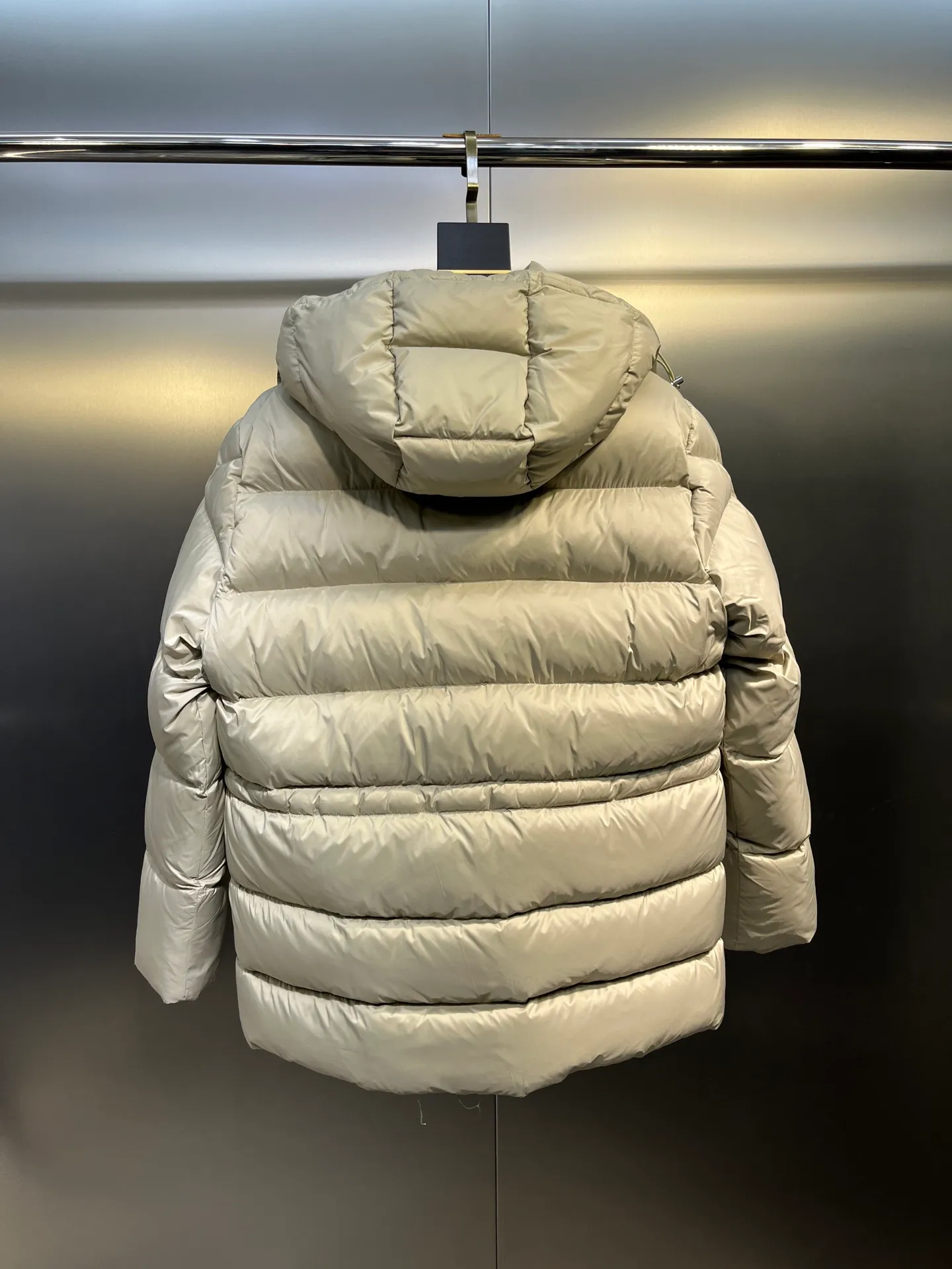 P800 Monler 25th New Down Jacket Men's Short Black Label Hooded Down Jacket Bauges down jacket is a timeless item specially designed for elegant men. The zipper uses cowhide leather design technology and is made of lightweight micro-nylon fabric. The cropped silhouette features signature quilting and discreet logo details, adding a touch of Moncler chic to everyday looks. Japanese standard 90 velvet filling color: black apricot Size: 1-2-3-4