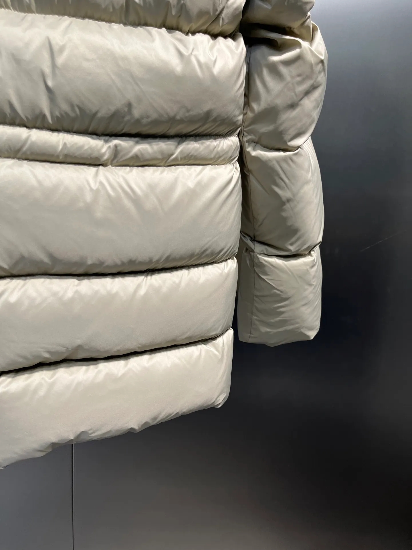 P800 Monler 25th New Down Jacket Men's Short Black Label Hooded Down Jacket Bauges down jacket is a timeless item specially designed for elegant men. The zipper uses cowhide leather design technology and is made of lightweight micro-nylon fabric. The cropped silhouette features signature quilting and discreet logo details, adding a touch of Moncler chic to everyday looks. Japanese standard 90 velvet filling color: black apricot Size: 1-2-3-4