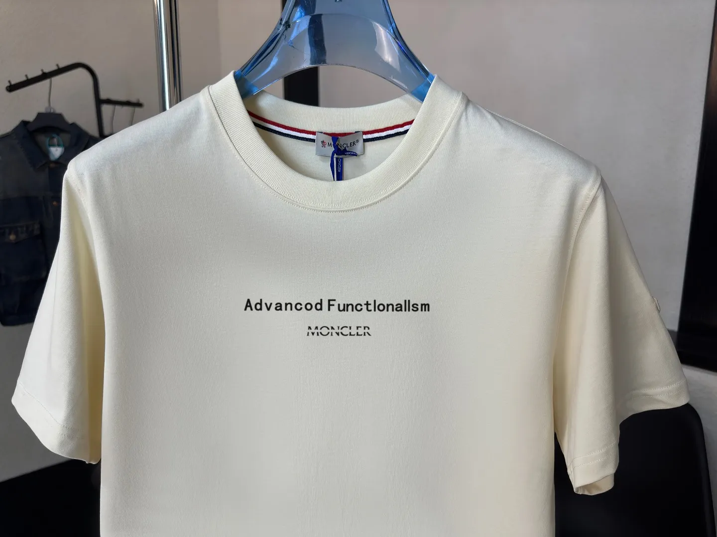 P140 Upgraded version "Mobile phone smart sensor ~ NFC chip armband ~ Direct access to the official website for anti-counterfeiting" "Moncler ~ Mouth Mouth" 2025 new high-quality round neck short-sleeved T-shirt. The cuffs have imported embroidered labels. Customized dyeing, very comfortable to touch. Super versatile and good-looking short-sleeved. Complete with three labels. Non-market ordinary version. Feel free to compare. Quality is absolutely guaranteed! ‼ First of all, this original fabric is all custom-woven with 32-count double yarn fabric, 250G, and the weight is the same‼ Fine workmanship, double waistcoat method, double waistcoat method, double waistcoat method makes the whole dress more three-dimensional, which is not a craft that ordinary T-shirts can achieve🤪 Size: S-M-L-XL-2XL Color: black, white, apricot, same style for men and women