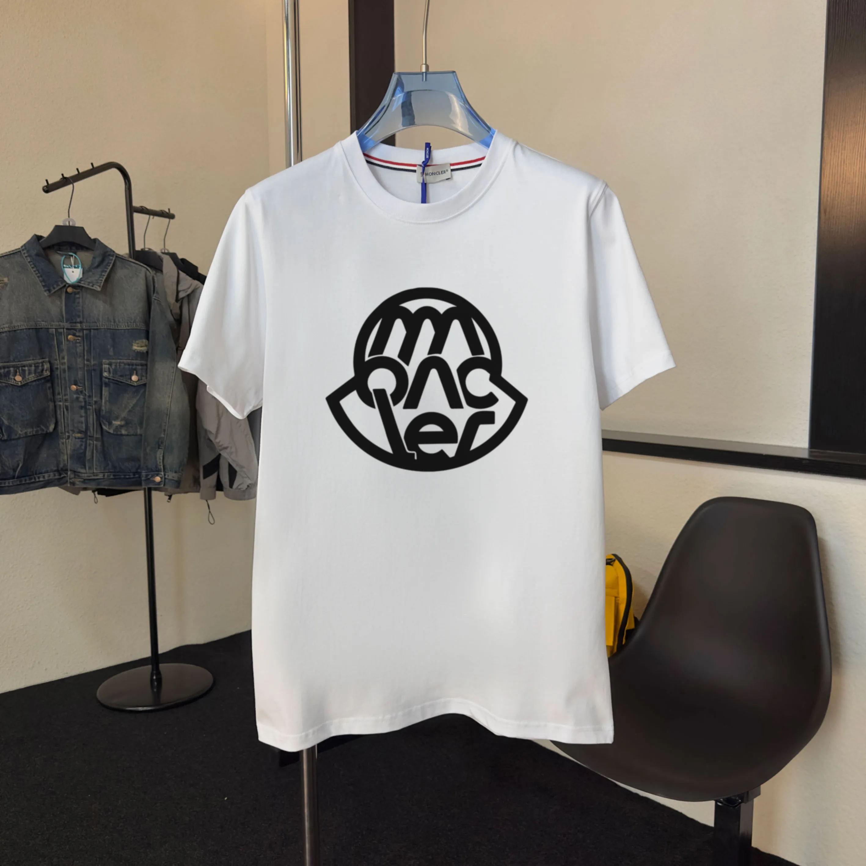 P140 Upgraded version "Mobile phone smart sensor ~ NFC chip armband ~ Direct access to the official website for anti-counterfeiting" "Moncler ~ Mouth Mouth" 2025 new high-quality round neck short-sleeved T-shirt. The cuffs have imported embroidered labels. Customized dyeing, very comfortable to touch. Super versatile and good-looking short-sleeved. Complete with three labels. Non-market ordinary version. Feel free to compare. Quality is absolutely guaranteed! ‼ First of all, this original fabric is all custom-woven with 32-count double yarn fabric, 250G, and the weight is the same‼ Fine workmanship, double waistcoat method, double waistcoat method, double waistcoat method makes the whole dress more three-dimensional, which is not a craft that ordinary T-shirts can achieve🤪 Size: S-M-L-XL-2XL Color: black, white, apricot, same style for men and women