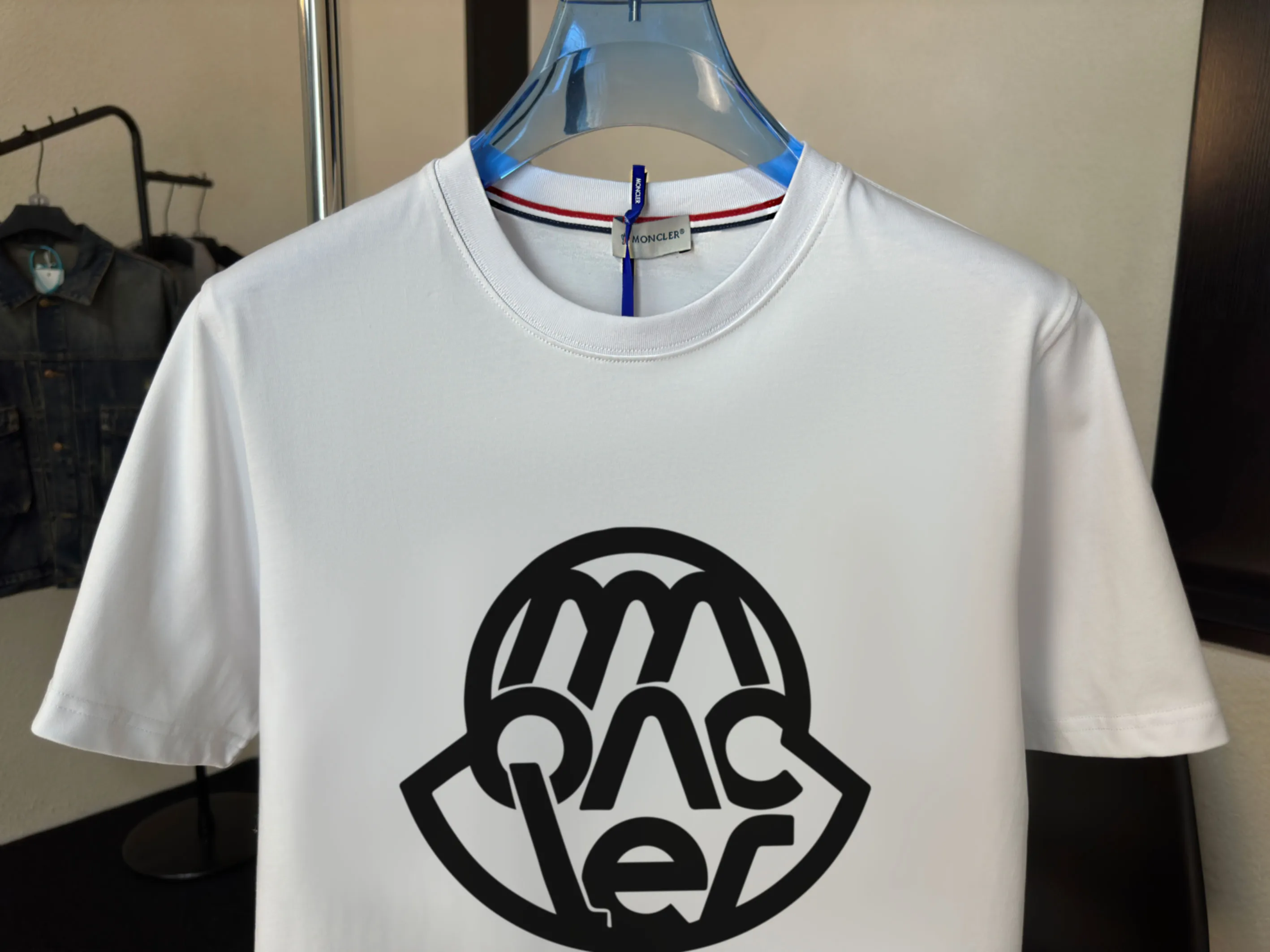 P140 Upgraded version "Mobile phone smart sensor ~ NFC chip armband ~ Direct access to the official website for anti-counterfeiting" "Moncler ~ Mouth Mouth" 2025 new high-quality round neck short-sleeved T-shirt. The cuffs have imported embroidered labels. Customized dyeing, very comfortable to touch. Super versatile and good-looking short-sleeved. Complete with three labels. Non-market ordinary version. Feel free to compare. Quality is absolutely guaranteed! ‼ First of all, this original fabric is all custom-woven with 32-count double yarn fabric, 250G, and the weight is the same‼ Fine workmanship, double waistcoat method, double waistcoat method, double waistcoat method makes the whole dress more three-dimensional, which is not a craft that ordinary T-shirts can achieve🤪 Size: S-M-L-XL-2XL Color: black, white, apricot, same style for men and women