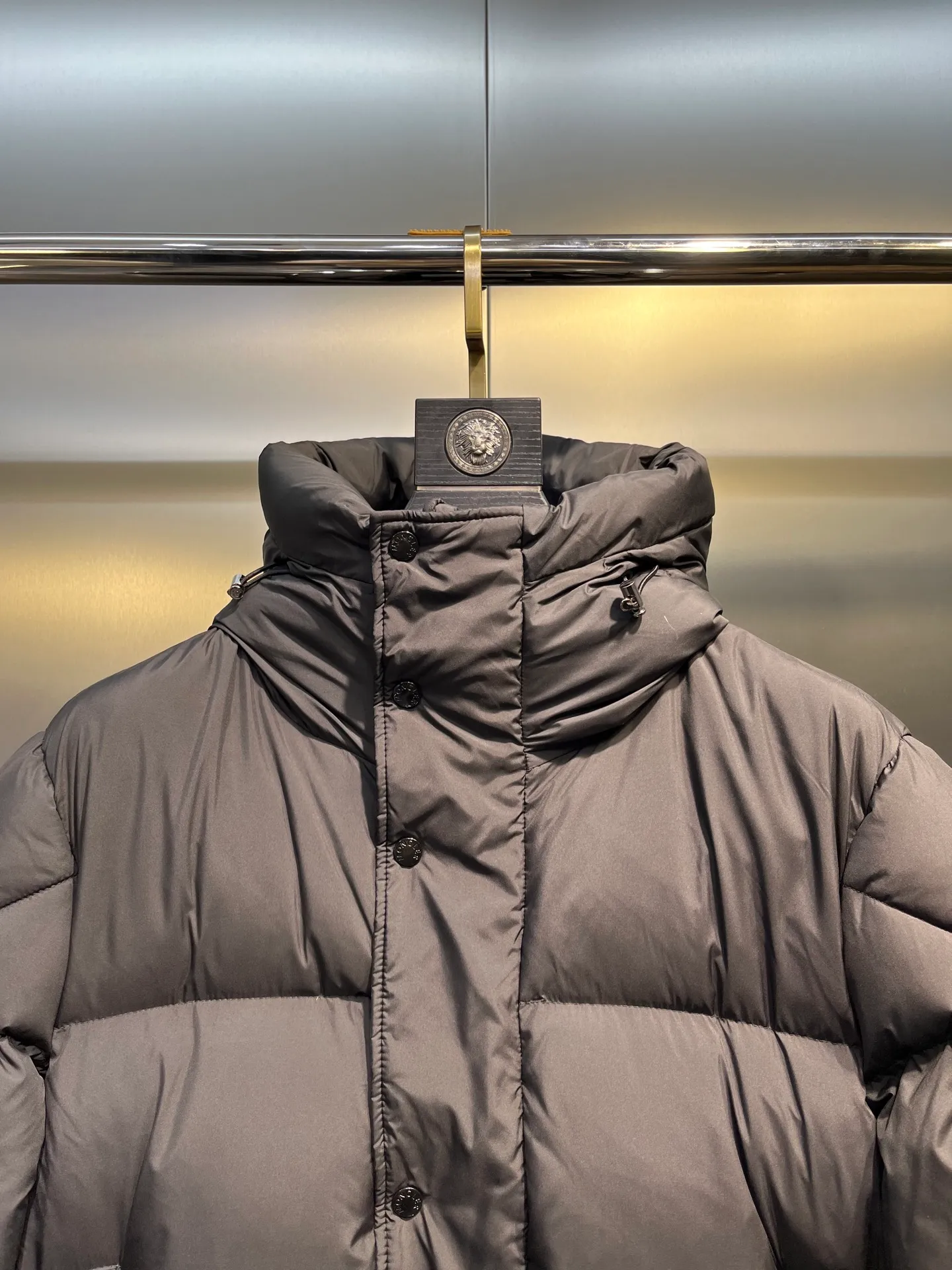 P840 moncler 🌟Down jacket Original 1:1 customized hardware accessories are all imported and original customized. Counters are welcome to compare. Absolutely high quality. Use top 90 duck down. Super soft. Top version, full of feathers. Super heavy industry. Fabric workmanship is perfect. Note: super soft. Size: 12345