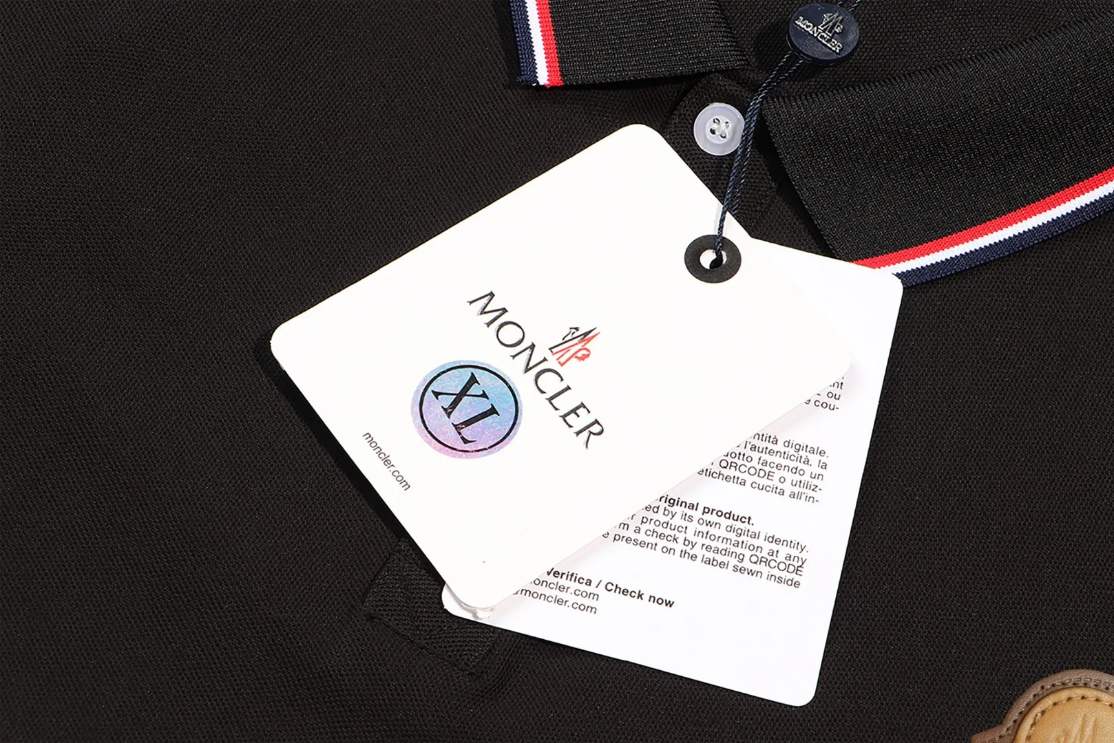 P200 New in stock】𝐌𝐎𝐍𝐂𝐋𝐄𝐑~Mengkou #2025 New high-quality lapel long-sleeved POLO shirt in early spring, custom-made fabrics at the counter. Highly breathable and comfortable, with impeccable details. The brand's simple element design concept reflects high quality. It feels delicate and soft! It presents a casual cut and the upper body shape is great! The chest is filled with three-dimensional embroidery of the brand LOGO to highlight quality and luxury. Color: black, white Size: M~L~XL~2XL~3XL