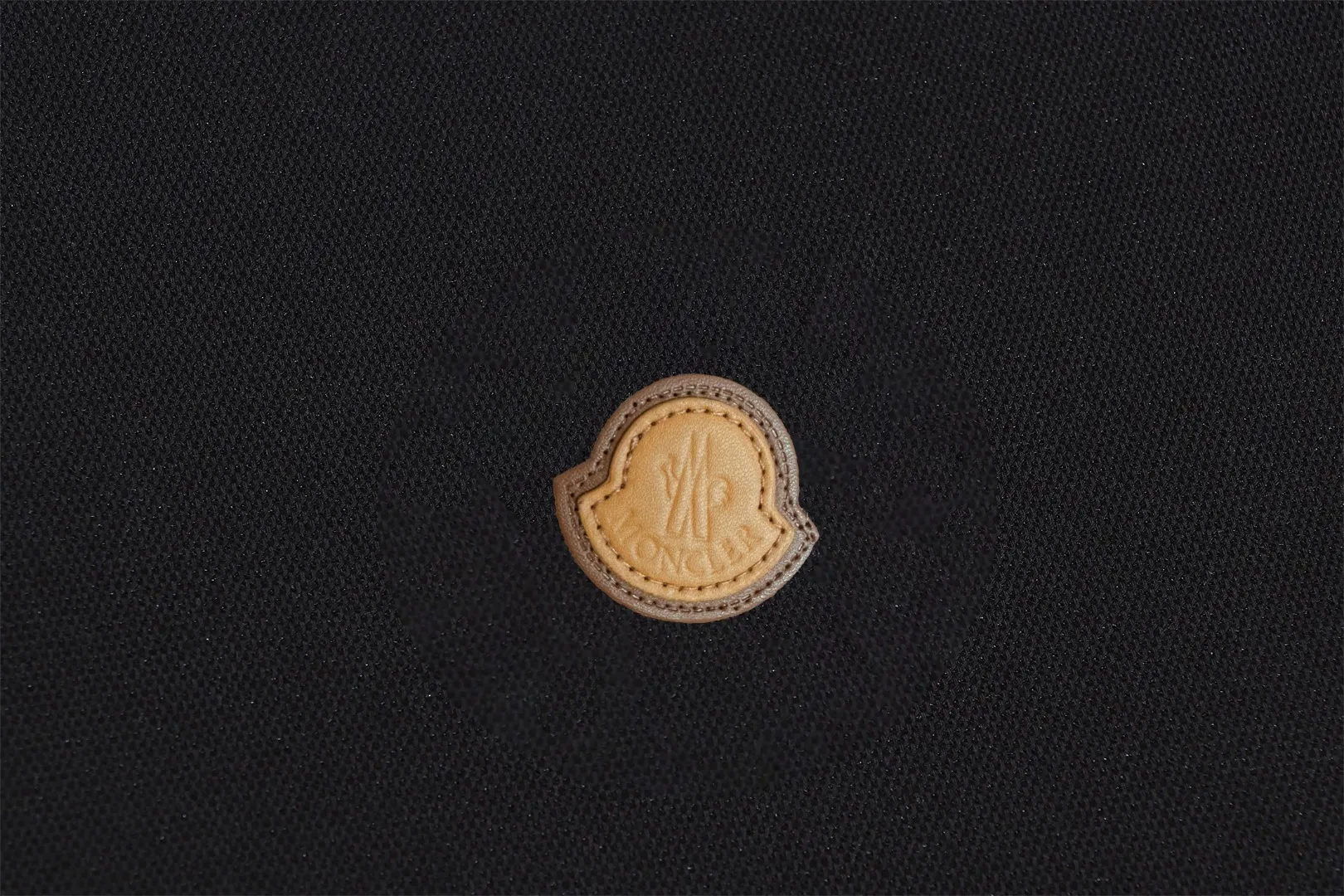P200 New in stock】𝐌𝐎𝐍𝐂𝐋𝐄𝐑~Mengkou #2025 New high-quality lapel long-sleeved POLO shirt in early spring, custom-made fabrics at the counter. Highly breathable and comfortable, with impeccable details. The brand's simple element design concept reflects high quality. It feels delicate and soft! It presents a casual cut and the upper body shape is great! The chest is filled with three-dimensional embroidery of the brand LOGO to highlight quality and luxury. Color: black, white Size: M~L~XL~2XL~3XL
