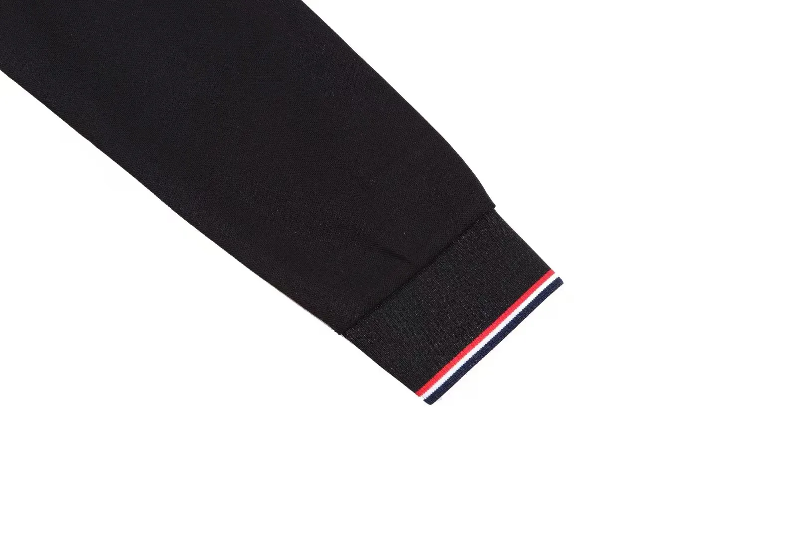 P200 New in stock】𝐌𝐎𝐍𝐂𝐋𝐄𝐑~Mengkou #2025 New high-quality lapel long-sleeved POLO shirt in early spring, custom-made fabrics at the counter. Highly breathable and comfortable, with impeccable details. The brand's simple element design concept reflects high quality. It feels delicate and soft! It presents a casual cut and the upper body shape is great! The chest is filled with three-dimensional embroidery of the brand LOGO to highlight quality and luxury. Color: black, white Size: M~L~XL~2XL~3XL