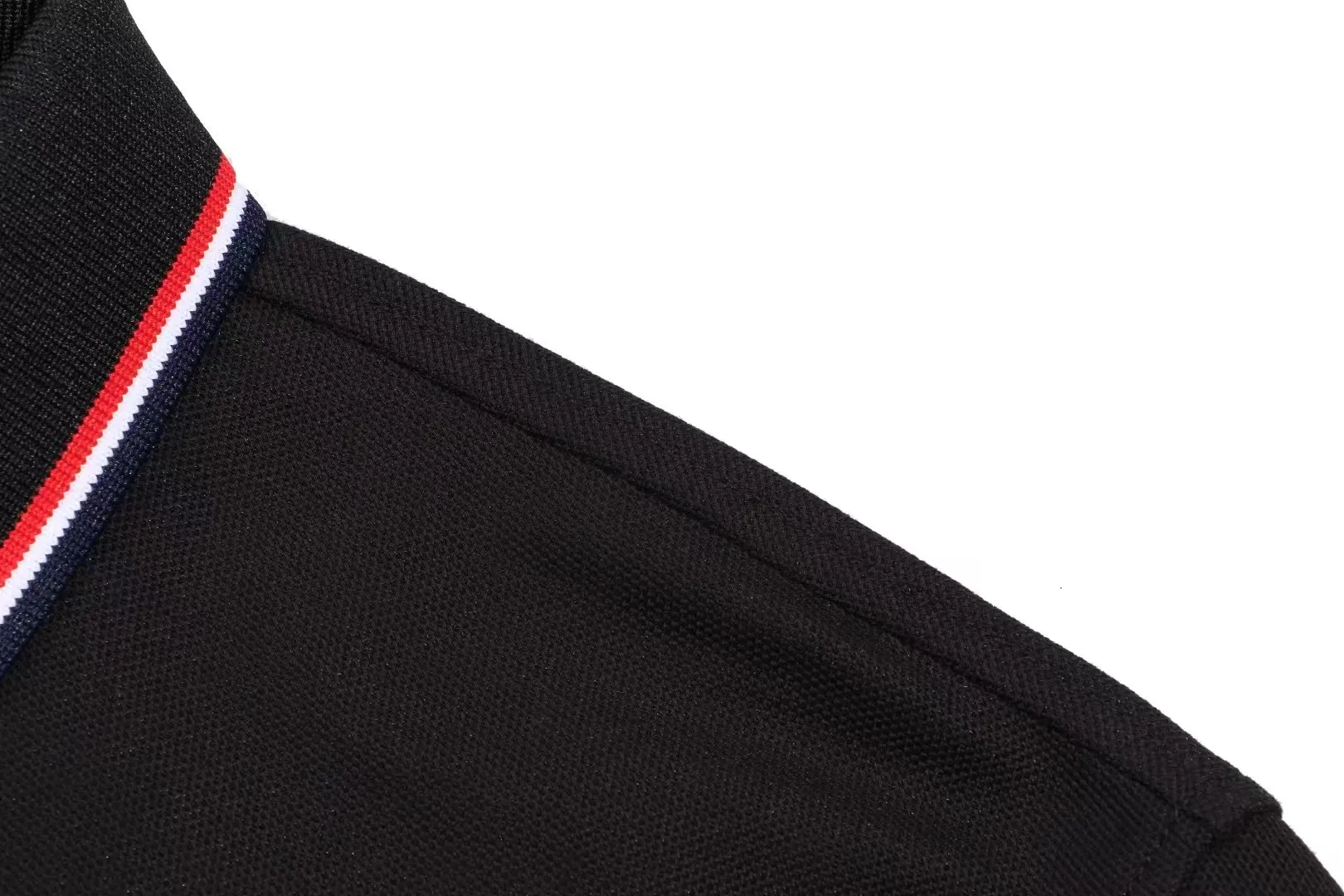 P200 New in stock】𝐌𝐎𝐍𝐂𝐋𝐄𝐑~Mengkou #2025 New high-quality lapel long-sleeved POLO shirt in early spring, custom-made fabrics at the counter. Highly breathable and comfortable, with impeccable details. The brand's simple element design concept reflects high quality. It feels delicate and soft! It presents a casual cut and the upper body shape is great! The chest is filled with three-dimensional embroidery of the brand LOGO to highlight quality and luxury. Color: black, white Size: M~L~XL~2XL~3XL