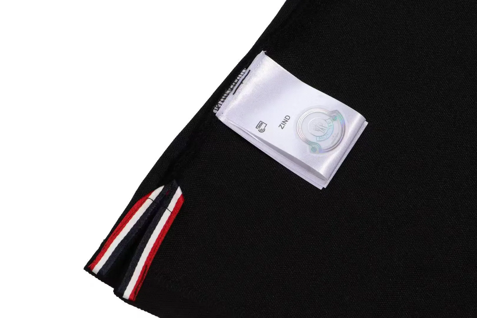 P200 New in stock】𝐌𝐎𝐍𝐂𝐋𝐄𝐑~Mengkou #2025 New high-quality lapel long-sleeved POLO shirt in early spring, custom-made fabrics at the counter. Highly breathable and comfortable, with impeccable details. The brand's simple element design concept reflects high quality. It feels delicate and soft! It presents a casual cut and the upper body shape is great! The chest is filled with three-dimensional embroidery of the brand LOGO to highlight quality and luxury. Color: black, white Size: M~L~XL~2XL~3XL