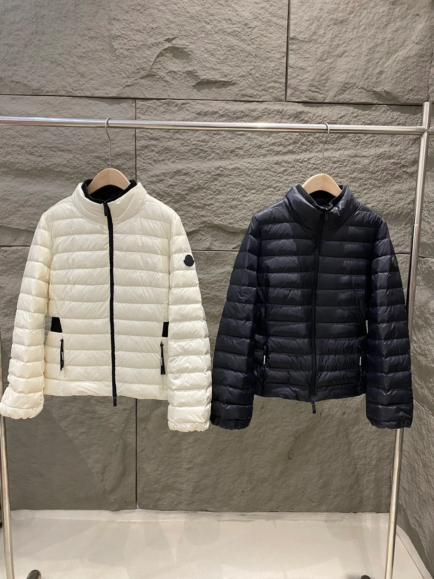 P840 Moncler new style Verrerie women's waisted down jacket black label series. Front and back quilting technology, slim fit upper body, slimming and easy to match. The side waist is designed with a slimming black girdle, and the slightly longer sleeves are designed to be unique and gentle. Capture the lightness of winter! Color: White/Black Size: 0/1/2/3