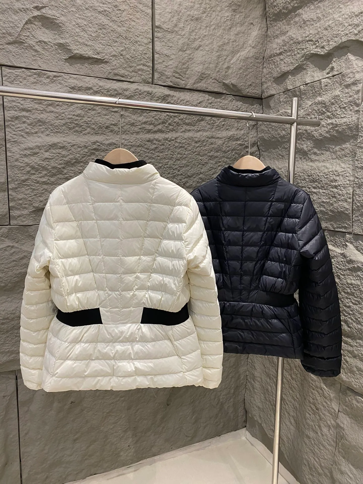 P840 Moncler new style Verrerie women's waisted down jacket black label series. Front and back quilting technology, slim fit upper body, slimming and easy to match. The side waist is designed with a slimming black girdle, and the slightly longer sleeves are designed to be unique and gentle. Capture the lightness of winter! Color: White/Black Size: 0/1/2/3