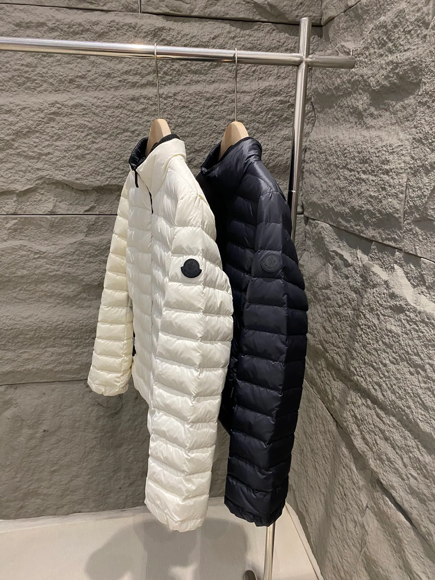 P840 Moncler new style Verrerie women's waisted down jacket black label series. Front and back quilting technology, slim fit upper body, slimming and easy to match. The side waist is designed with a slimming black girdle, and the slightly longer sleeves are designed to be unique and gentle. Capture the lightness of winter! Color: White/Black Size: 0/1/2/3