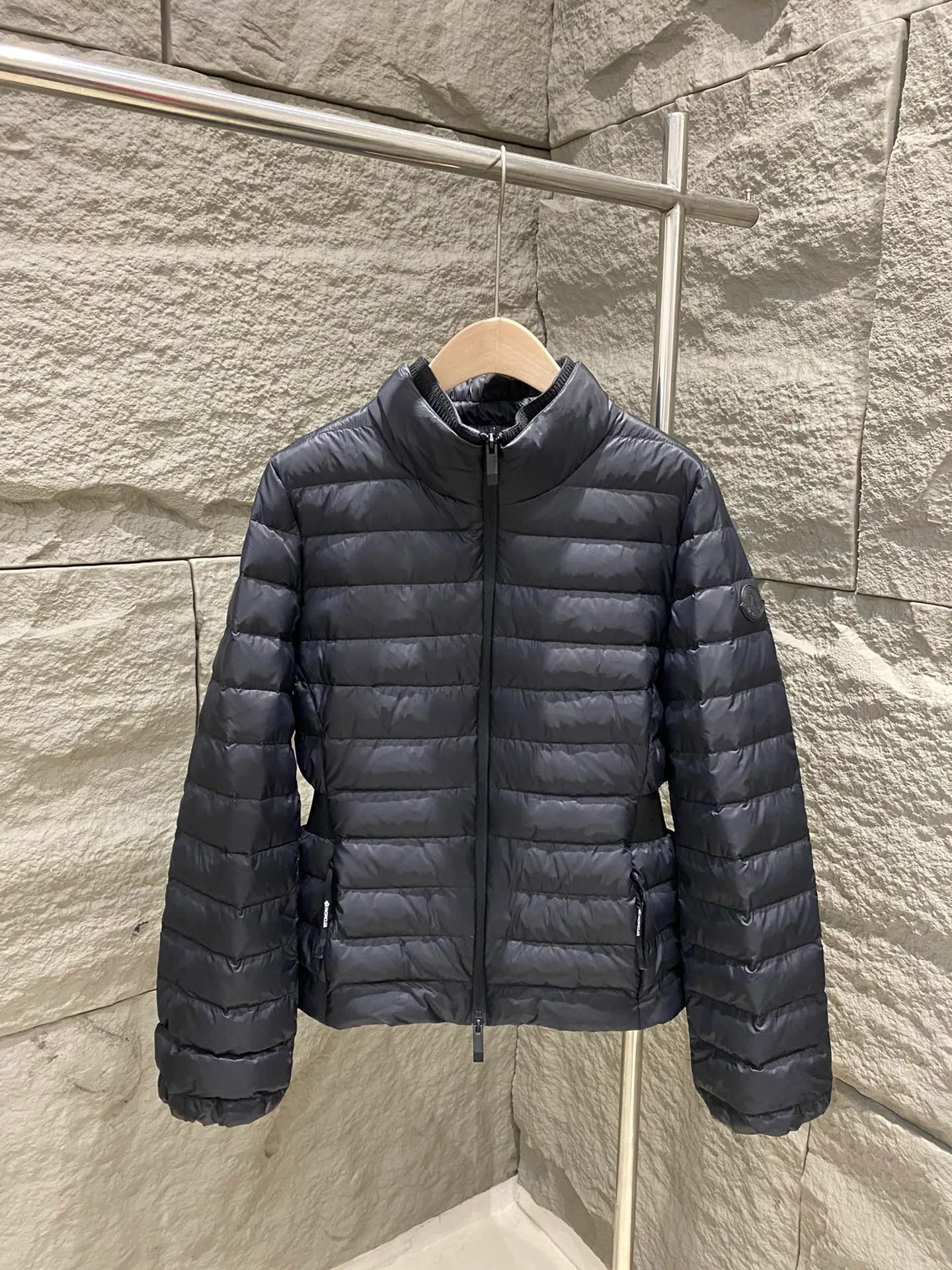 P840 Moncler new style Verrerie women's waisted down jacket black label series. Front and back quilting technology, slim fit upper body, slimming and easy to match. The side waist is designed with a slimming black girdle, and the slightly longer sleeves are designed to be unique and gentle. Capture the lightness of winter! Color: White/Black Size: 0/1/2/3
