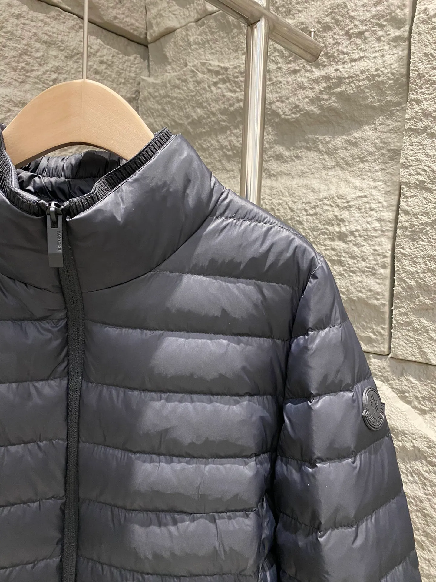 P840 Moncler new style Verrerie women's waisted down jacket black label series. Front and back quilting technology, slim fit upper body, slimming and easy to match. The side waist is designed with a slimming black girdle, and the slightly longer sleeves are designed to be unique and gentle. Capture the lightness of winter! Color: White/Black Size: 0/1/2/3