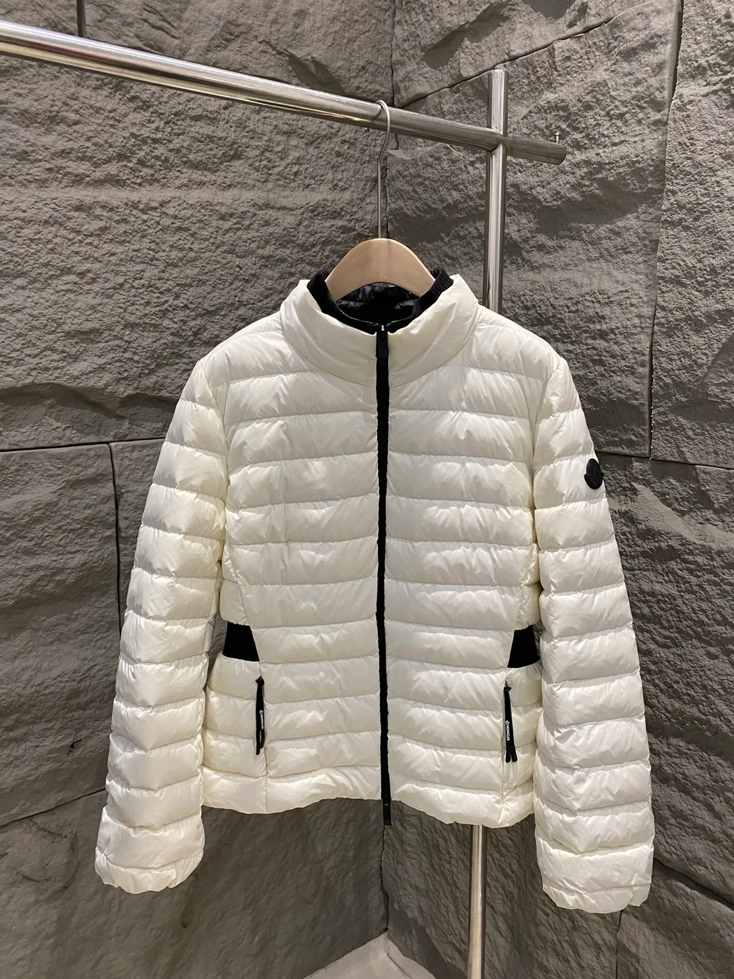 P840 Moncler new style Verrerie women's waisted down jacket black label series. Front and back quilting technology, slim fit upper body, slimming and easy to match. The side waist is designed with a slimming black girdle, and the slightly longer sleeves are designed to be unique and gentle. Capture the lightness of winter! Color: White/Black Size: 0/1/2/3