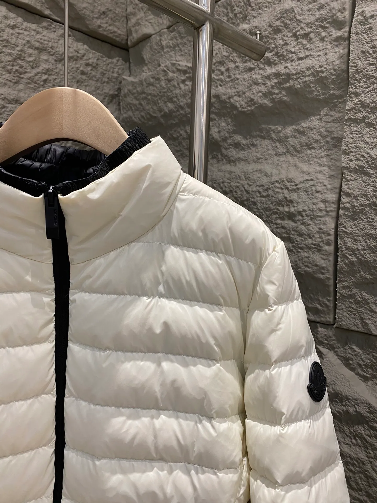 P840 Moncler new style Verrerie women's waisted down jacket black label series. Front and back quilting technology, slim fit upper body, slimming and easy to match. The side waist is designed with a slimming black girdle, and the slightly longer sleeves are designed to be unique and gentle. Capture the lightness of winter! Color: White/Black Size: 0/1/2/3