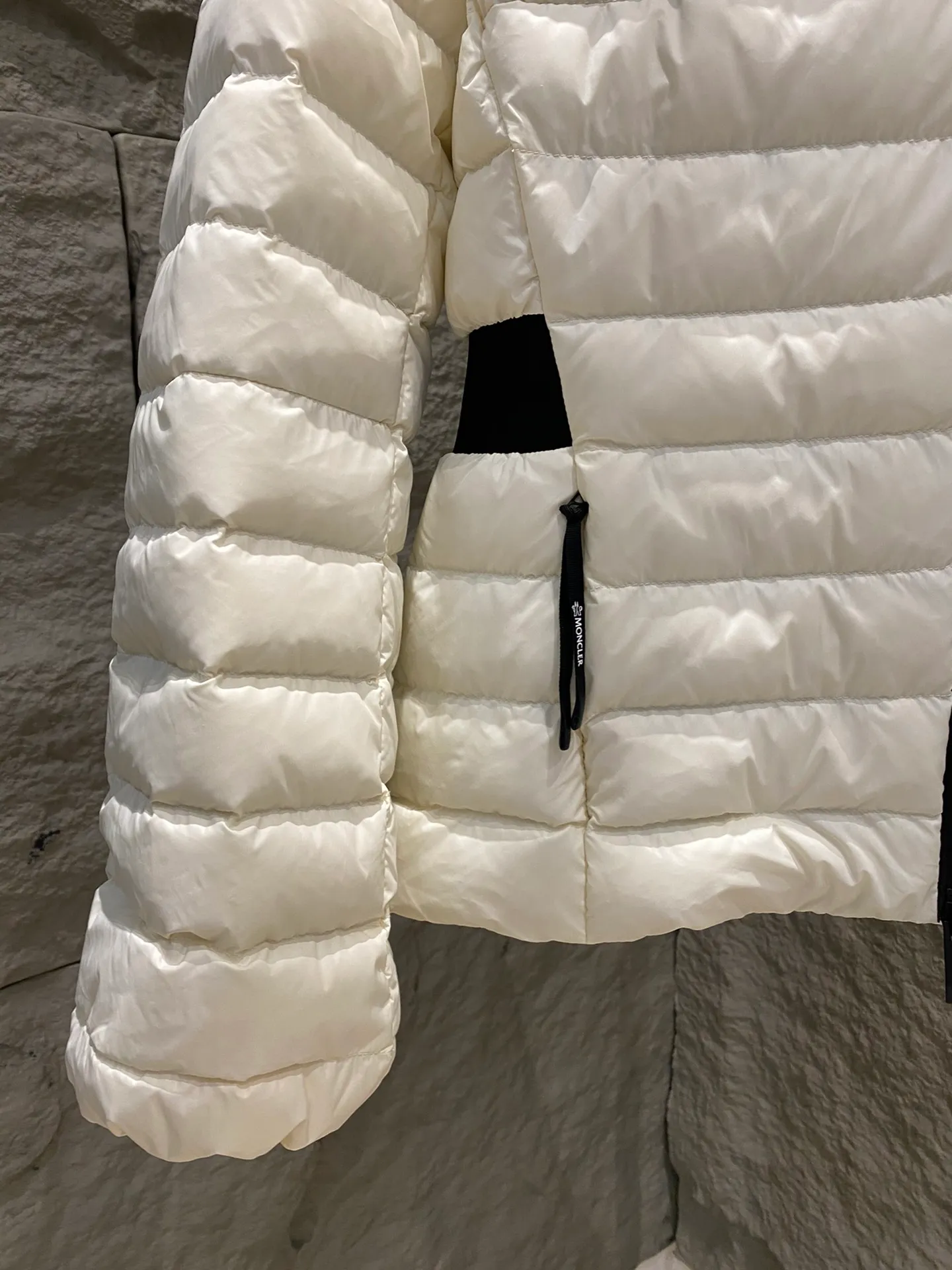 P840 Moncler new style Verrerie women's waisted down jacket black label series. Front and back quilting technology, slim fit upper body, slimming and easy to match. The side waist is designed with a slimming black girdle, and the slightly longer sleeves are designed to be unique and gentle. Capture the lightness of winter! Color: White/Black Size: 0/1/2/3