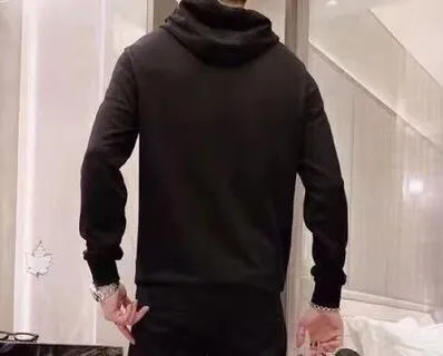 P380 [MONCLER] (Gospel for Fatty) hot-selling suit is coming. Focus on the original version of the official website. 2025 new hot-selling sweatshirt suit. The original order is the best product🇭🇰. It is the meticulous work of top designers for a fitting and perfect upper body effect. All-natural high-quality Roman cotton 100%, close-fitting comfort, noble and elegant! Original hardware embodies elegance and nobility! Counter size: M-5XL (maximum wear up to 220 pounds)