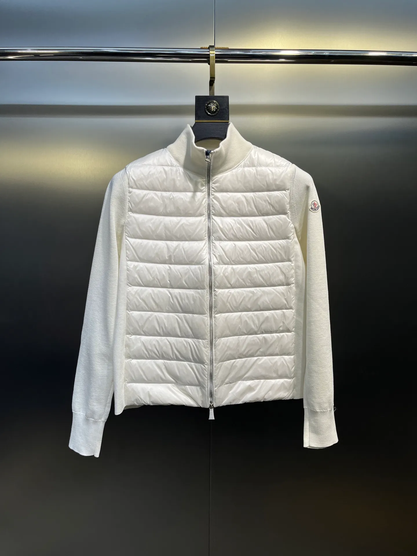 P840 moncler Premium 🌟 Down Knitted Moncler Thin Knitted Stand Collar | Down Jacket The ultimate inner wear item in winter!!! Several sweaters with down are released at this time of year. In fact, the evergreen style of sweaters and down is a basic style. It can be worn alone or layered, which will give it a more layered look!!! The front is down, and the back and two sleeves are made of wool blended fabrics. The soft and delicate knitted feel is not irritating at all! The texture is amazing, the velvet is large, delicate and stemless, and full of fluffiness! It has enough filling, and its thermal insulation performance is not to mention!!! It is windproof and warm, eliminating any possibility of velvet running. It feels silky and smooth, and the stiffness is also very good. The upper body will not look bloated. It is an evergreen model with a spliced ​​design! Color: white, black, lotus root pink Size: 1234