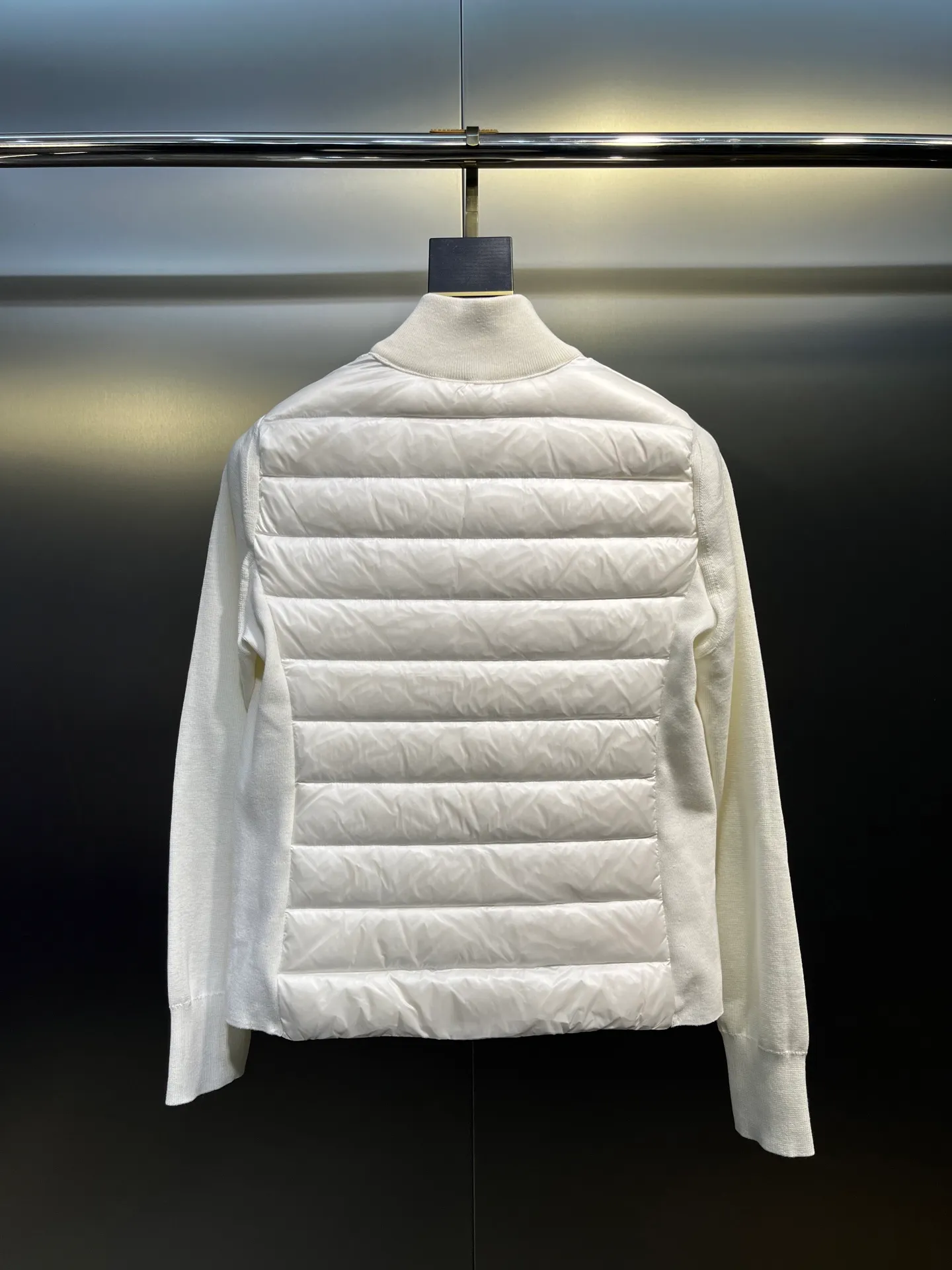 P840 moncler Premium 🌟 Down Knitted Moncler Thin Knitted Stand Collar | Down Jacket The ultimate inner wear item in winter!!! Several sweaters with down are released at this time of year. In fact, the evergreen style of sweaters and down is a basic style. It can be worn alone or layered, which will give it a more layered look!!! The front is down, and the back and two sleeves are made of wool blended fabrics. The soft and delicate knitted feel is not irritating at all! The texture is amazing, the velvet is large, delicate and stemless, and full of fluffiness! It has enough filling, and its thermal insulation performance is not to mention!!! It is windproof and warm, eliminating any possibility of velvet running. It feels silky and smooth, and the stiffness is also very good. The upper body will not look bloated. It is an evergreen model with a spliced ​​design! Color: white, black, lotus root pink Size: 1234