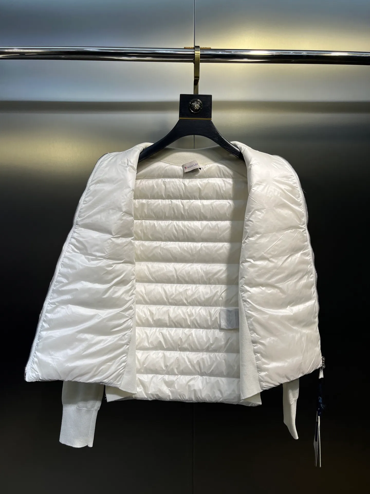 P840 moncler Premium 🌟 Down Knitted Moncler Thin Knitted Stand Collar | Down Jacket The ultimate inner wear item in winter!!! Several sweaters with down are released at this time of year. In fact, the evergreen style of sweaters and down is a basic style. It can be worn alone or layered, which will give it a more layered look!!! The front is down, and the back and two sleeves are made of wool blended fabrics. The soft and delicate knitted feel is not irritating at all! The texture is amazing, the velvet is large, delicate and stemless, and full of fluffiness! It has enough filling, and its thermal insulation performance is not to mention!!! It is windproof and warm, eliminating any possibility of velvet running. It feels silky and smooth, and the stiffness is also very good. The upper body will not look bloated. It is an evergreen model with a spliced ​​design! Color: white, black, lotus root pink Size: 1234