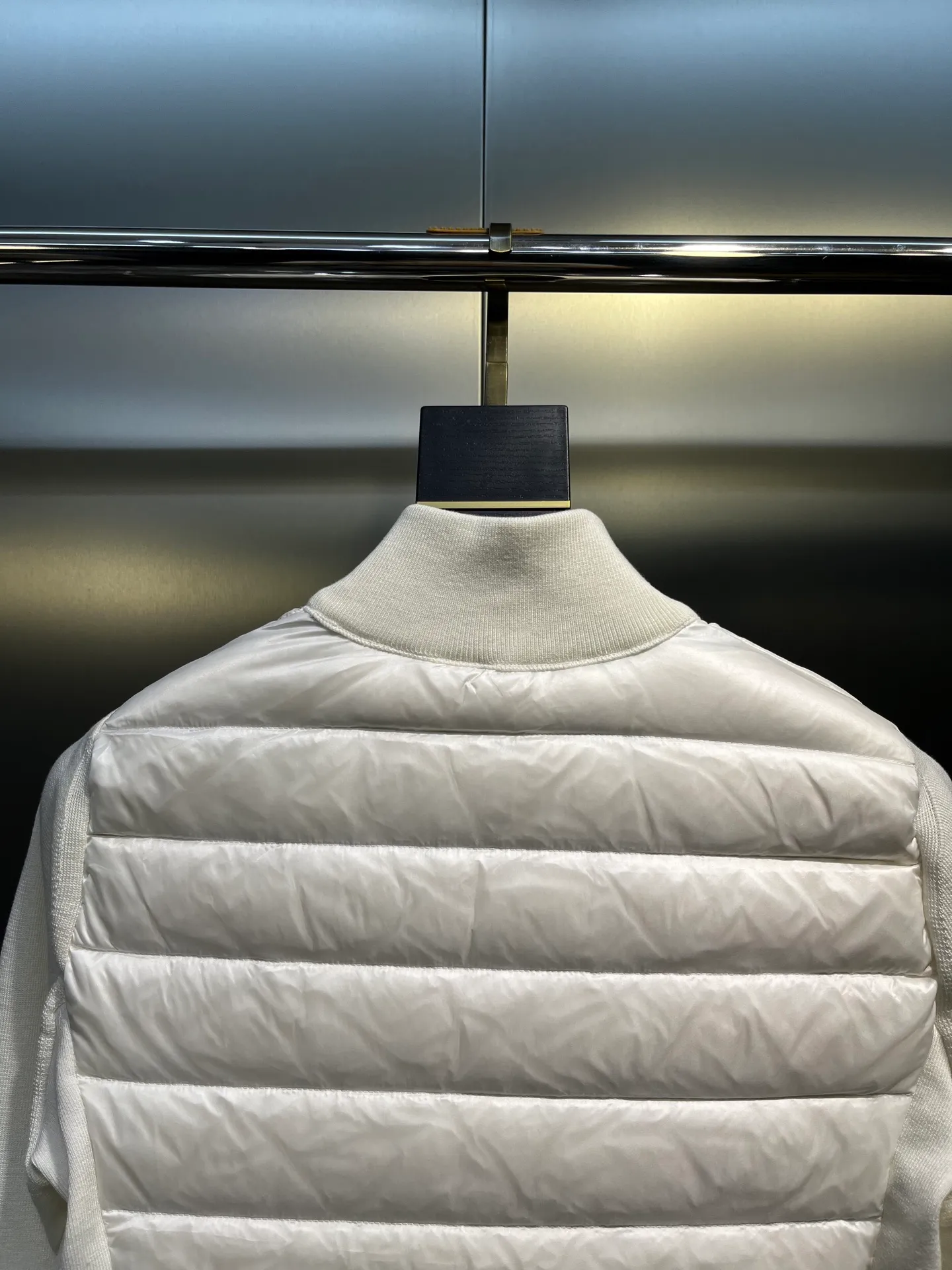P840 moncler Premium 🌟 Down Knitted Moncler Thin Knitted Stand Collar | Down Jacket The ultimate inner wear item in winter!!! Several sweaters with down are released at this time of year. In fact, the evergreen style of sweaters and down is a basic style. It can be worn alone or layered, which will give it a more layered look!!! The front is down, and the back and two sleeves are made of wool blended fabrics. The soft and delicate knitted feel is not irritating at all! The texture is amazing, the velvet is large, delicate and stemless, and full of fluffiness! It has enough filling, and its thermal insulation performance is not to mention!!! It is windproof and warm, eliminating any possibility of velvet running. It feels silky and smooth, and the stiffness is also very good. The upper body will not look bloated. It is an evergreen model with a spliced ​​design! Color: white, black, lotus root pink Size: 1234