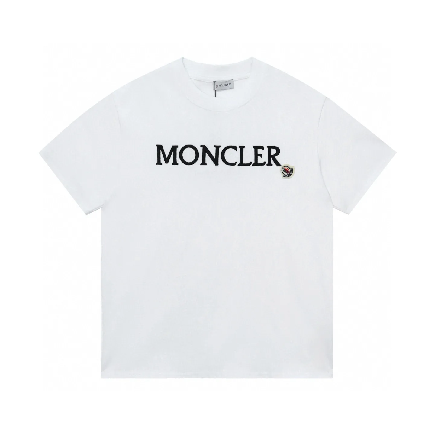 P136 Style No.: 813 〈MONCLER〉The price of the MONCLER is actually quite advantageous. Those who have been to the counters should know that the price of the MONCLER is not much cheaper than Gucci Burberry. It is just relatively low-key and unwilling to hype. It is a picture that you want to buy or not. It has an arrogant existence... Exclusively customized 270 grams of 32-count double-yarn smooth cotton. The texture is very soft and comfortable. 100% top-grade fabrics that are different from the market (no shrinkage, no deformation, no pilling) Matched with 320g 1*1 thread (the fabric thread is dyed in the same vat, no color difference, the thread is not easy to deform) Color: black, white, sky blue, pea green Code number: S-XL