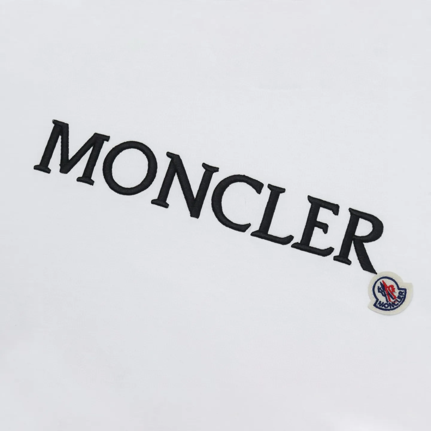 P136 Style No.: 813 〈MONCLER〉The price of the MONCLER is actually quite advantageous. Those who have been to the counters should know that the price of the MONCLER is not much cheaper than Gucci Burberry. It is just relatively low-key and unwilling to hype. It is a picture that you want to buy or not. It has an arrogant existence... Exclusively customized 270 grams of 32-count double-yarn smooth cotton. The texture is very soft and comfortable. 100% top-grade fabrics that are different from the market (no shrinkage, no deformation, no pilling) Matched with 320g 1*1 thread (the fabric thread is dyed in the same vat, no color difference, the thread is not easy to deform) Color: black, white, sky blue, pea green Code number: S-XL