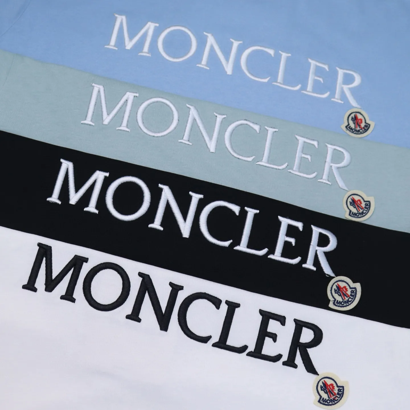 P136 Style No.: 813 〈MONCLER〉The price of the MONCLER is actually quite advantageous. Those who have been to the counters should know that the price of the MONCLER is not much cheaper than Gucci Burberry. It is just relatively low-key and unwilling to hype. It is a picture that you want to buy or not. It has an arrogant existence... Exclusively customized 270 grams of 32-count double-yarn smooth cotton. The texture is very soft and comfortable. 100% top-grade fabrics that are different from the market (no shrinkage, no deformation, no pilling) Matched with 320g 1*1 thread (the fabric thread is dyed in the same vat, no color difference, the thread is not easy to deform) Color: black, white, sky blue, pea green Code number: S-XL