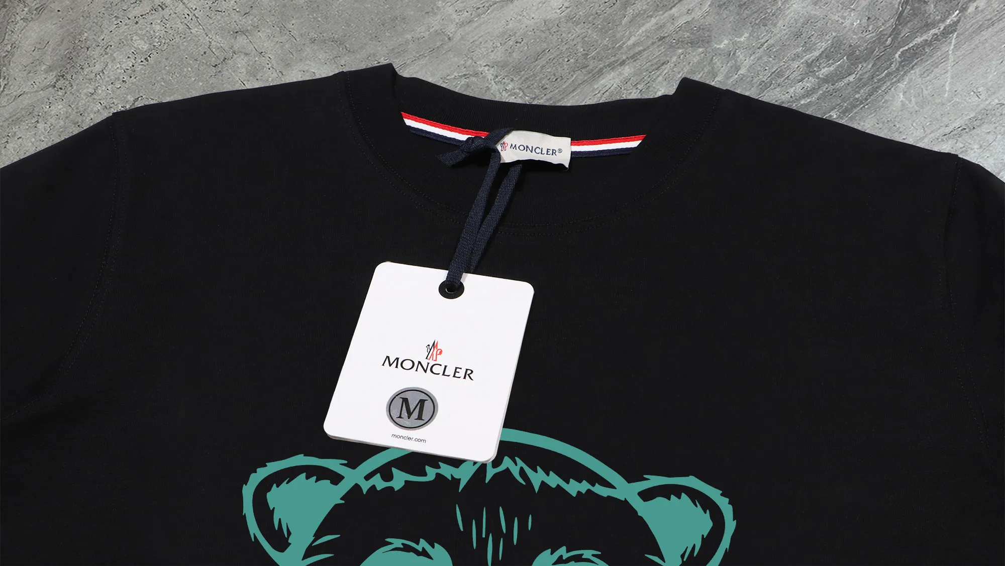 P140 Upgraded version "Mobile phone smart sensor ~ NFC chip armband ~ Direct access to the official website for anti-counterfeiting" "Moncler ~ Mouth Mouth" 2025 new high-quality round neck short-sleeved T-shirt. The cuffs have imported embroidered labels. Customized dyeing, very comfortable to touch. Super versatile and good-looking short-sleeved. Complete with three labels. Non-market ordinary version. Feel free to compare. Quality is absolutely guaranteed! ‼ First of all, this original fabric is all custom-woven with 32-count double yarn fabric, 250G, and the weight is the same‼ Fine workmanship, double waistcoat method, double waistcoat method, double waistcoat method makes the whole dress more three-dimensional, which is not a craft that ordinary T-shirts can achieve🤪 Size: S-M-L-XL-2XL Color: black, white, apricot, same style for men and women