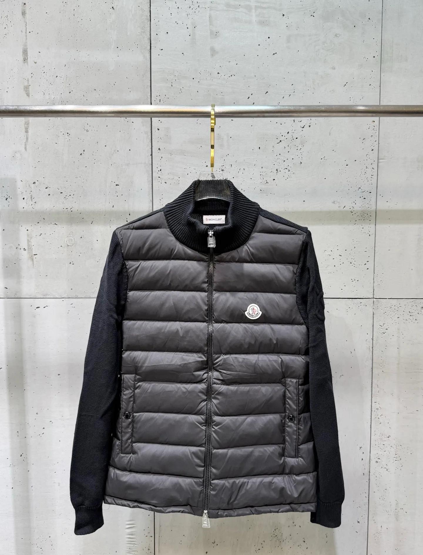 P680 Moncler 2025 autumn and winter new design, fashionable, versatile, comfortable and breathable solid color logo patch stitching quilted sweater! On sale simultaneously on the official website! The down that has a great sense of design and appearance can be purchased directly with quality control. This is a high-end product that you can’t go wrong with! It is made of imported technical fabrics and is filled with 90% white duck down. The fabric texture and shape are exquisite. You can feel its strong aura through the detailed pictures. It also has superior handsomeness and warmth performance, and can be easily worn in various occasions! With polythermal insulation, you don’t have to worry about a little chill! The placket adopts a large-tooth zipper opening and closing design, which is both fashionable and functional. It not only highlights the shape but also keeps the sweater warm. The iconic logo makes the whole style more luxurious! ! Color: Black, Size: M-XXL