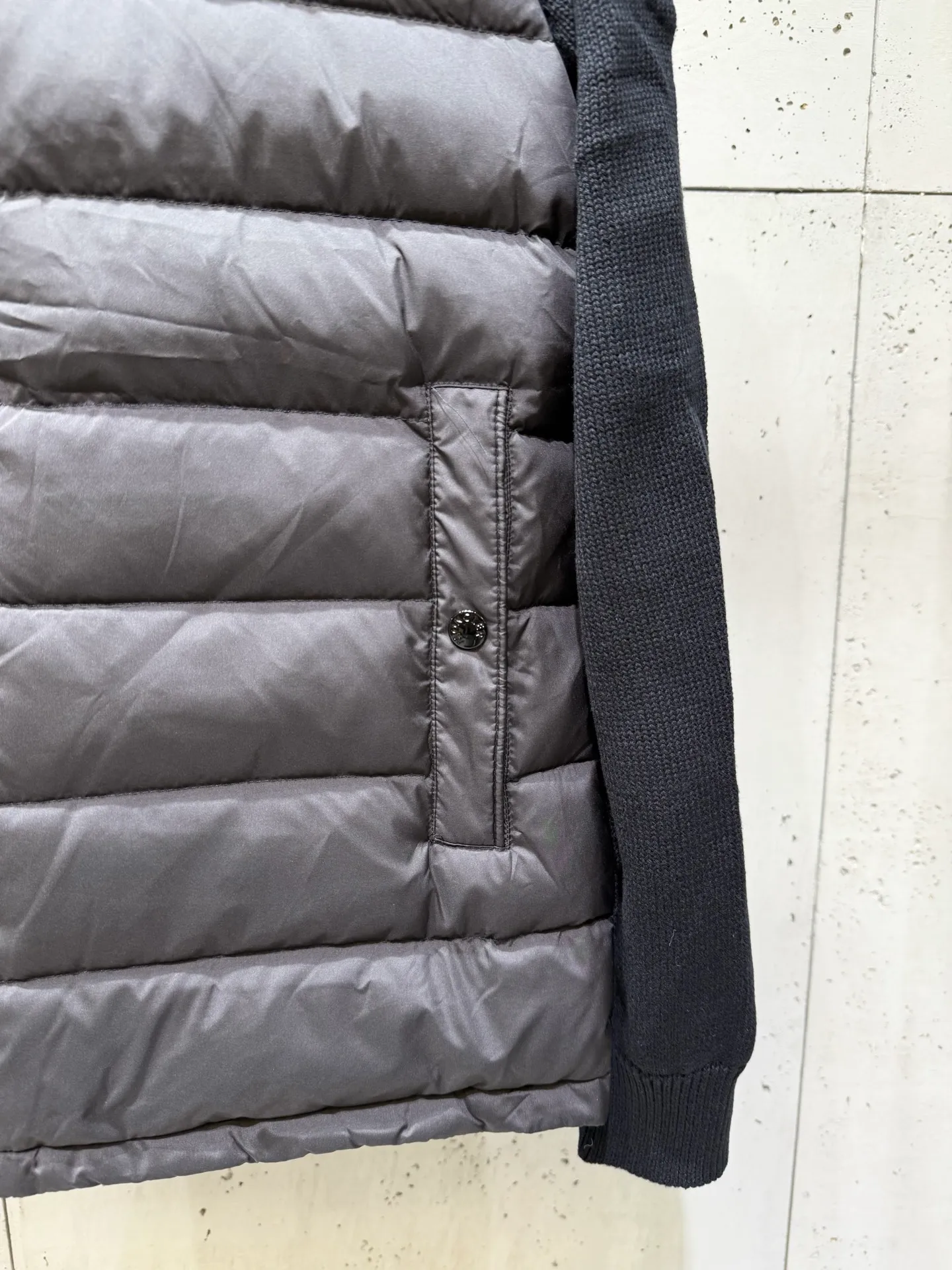 P680 Moncler 2025 autumn and winter new design, fashionable, versatile, comfortable and breathable solid color logo patch stitching quilted sweater! On sale simultaneously on the official website! The down that has a great sense of design and appearance can be purchased directly with quality control. This is a high-end product that you can’t go wrong with! It is made of imported technical fabrics and is filled with 90% white duck down. The fabric texture and shape are exquisite. You can feel its strong aura through the detailed pictures. It also has superior handsomeness and warmth performance, and can be easily worn in various occasions! With polythermal insulation, you don’t have to worry about a little chill! The placket adopts a large-tooth zipper opening and closing design, which is both fashionable and functional. It not only highlights the shape but also keeps the sweater warm. The iconic logo makes the whole style more luxurious! ! Color: Black, Size: M-XXL