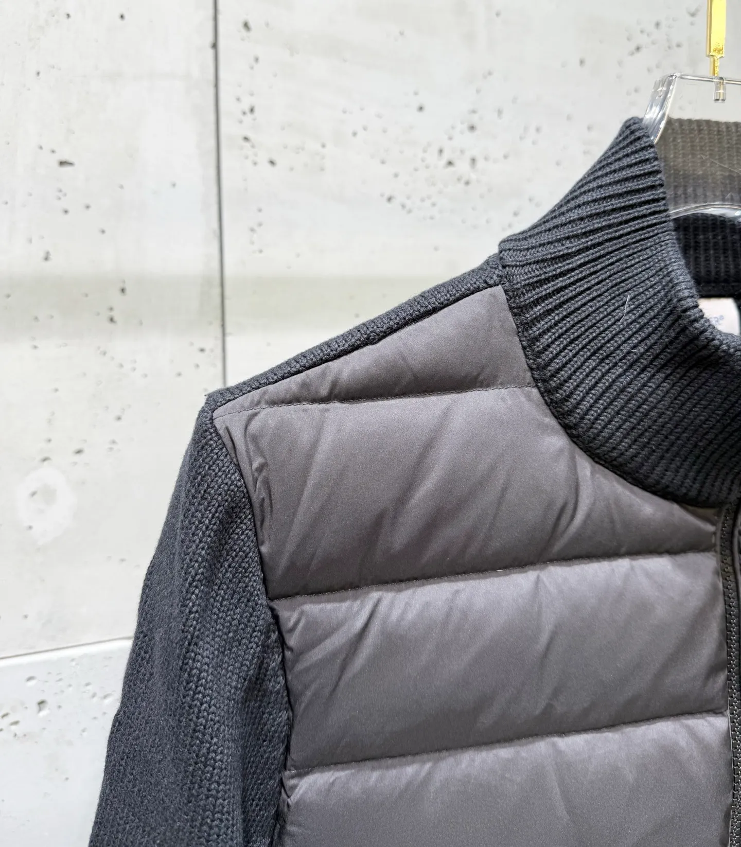 P680 Moncler 2025 autumn and winter new design, fashionable, versatile, comfortable and breathable solid color logo patch stitching quilted sweater! On sale simultaneously on the official website! The down that has a great sense of design and appearance can be purchased directly with quality control. This is a high-end product that you can’t go wrong with! It is made of imported technical fabrics and is filled with 90% white duck down. The fabric texture and shape are exquisite. You can feel its strong aura through the detailed pictures. It also has superior handsomeness and warmth performance, and can be easily worn in various occasions! With polythermal insulation, you don’t have to worry about a little chill! The placket adopts a large-tooth zipper opening and closing design, which is both fashionable and functional. It not only highlights the shape but also keeps the sweater warm. The iconic logo makes the whole style more luxurious! ! Color: Black, Size: M-XXL